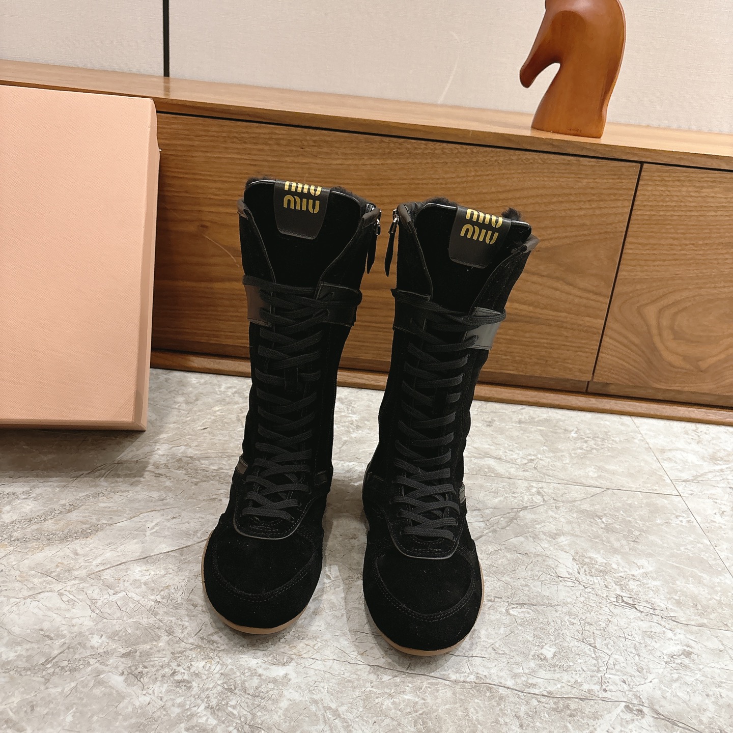 NO:593231,miumiu 2025 new winter boots, wool boots, Martin boots, mid-calf boots, retro, classic, simple, handsome and versatile ~ The shape of the shoes is super good, so easy to wear!  Light and not bulky!  ~ Full wool lining, super good-looking and warm. A must-have for winter. Fabric suede cowhide. Wool lining. Outsole mold outsole. Size: 35-39 (custom made in 40 units, non-refundable), boots, miumiu, boots, cowhide19860909miumiu 2025冬靴新款战靴羊毛靴马丁靴中筒靴 复古经典简约帅气百搭～鞋形超好,好穿到飞起！轻盈不笨重！~全羊毛内里,超级好看又保暖 冬季必备款 面料反绒牛皮 内里羊毛 大底模具大底 码数35-39（40订做不退换）,靴子,miumiu,boots,cowhide,Women's Shoes