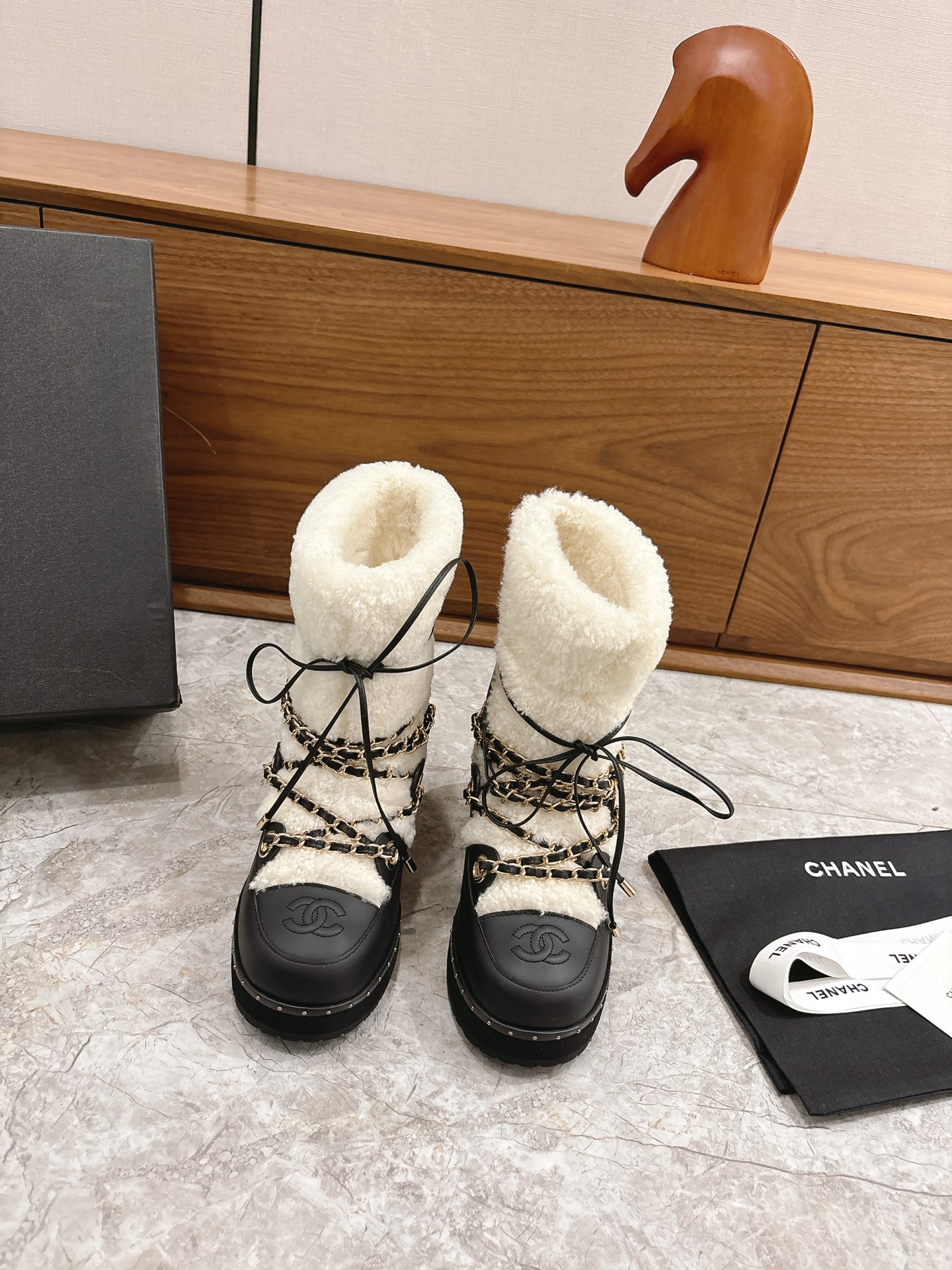 NO:593228,CHANEL Chanel*Xiaoxiang's new autumn and winter snow boots, Chelsea boots, are really the representative of handsome and fashionable Martin boots. Knight boots. The boots are embellished with Chanel letters. They are low-key yet luxurious!  Simple, fashionable, individual and grand!  The natural and smooth beauty has a beauty that is stunning in time. You also need to show off your long legs in winter~ The upper is imported cowhide/wool and the inner lining is 35-39 yards (40 customizations are not returnable), snow boots, chanel, chanel, boots, cowhide19860909CHANEL香奈儿*小香秋冬新款雪地靴库靴切尔西靴真的是帅气时尚的代表马丁靴骑士靴靴筒Chanel字母点缀 低调不失奢华！简约时尚个性又大气！自然流畅的美感,有种惊艳了时光的美感,冬日也要展现大长腿～ 鞋面进口牛皮/羊毛 内里皮里 码数35-39（40定制不退换）,雪地靴,chanel,chanel,boots,cowhide,Women's Shoes