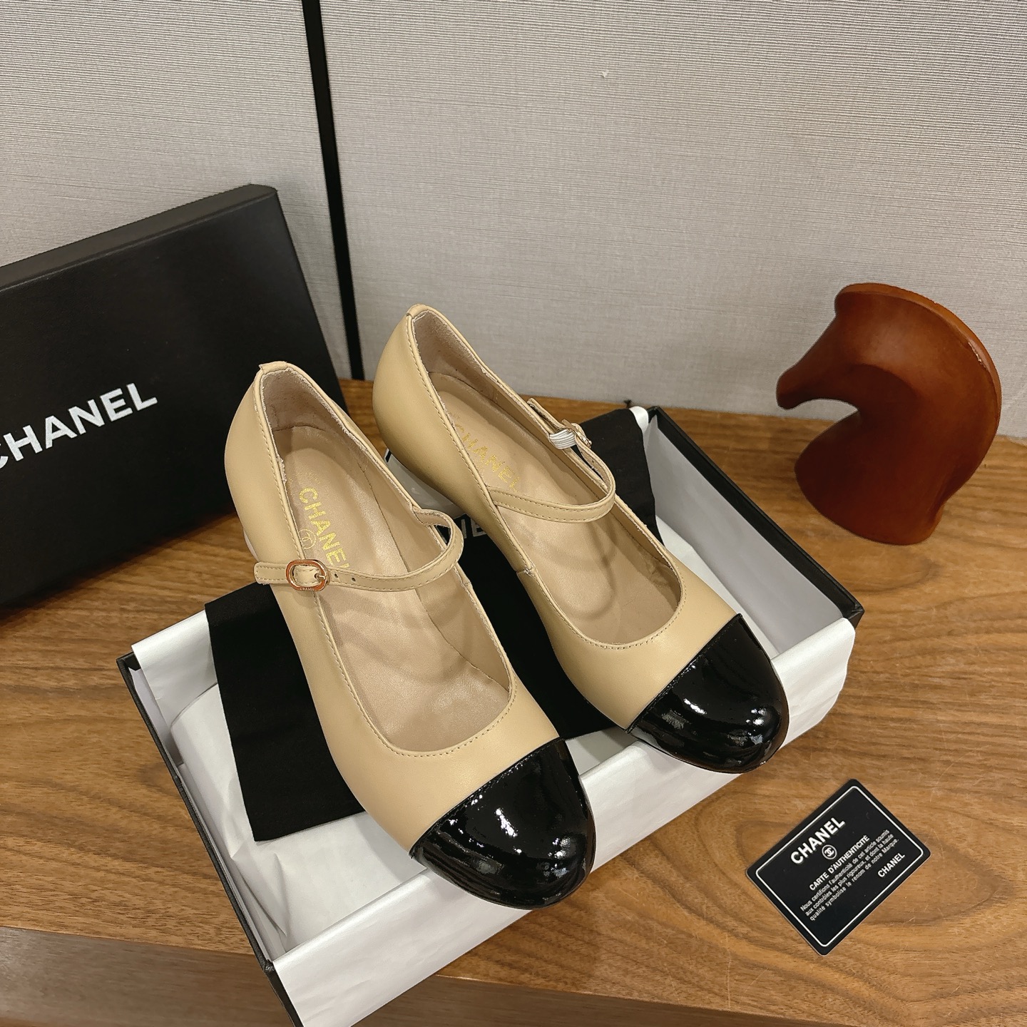 NO:593185,CHANE*｜Xiaoxiang 25A new autumn and winter double C giant pearl heel shoes. The fabric is made of original customized leather. The inner pads are made of sheepskin. Italian imported genuine leather outsole size35-39 (34/40/41 customized), high-heeled shoes, chanel, high heels, sheepskin, Leather soles19860909CHANE*｜小香25A秋冬新品双C巨型珍珠跟单鞋 面料采用原版定制皮料 内里垫脚均为羊皮材质 意大利进口真皮大底 size35-39（34/40/41定制）,高跟鞋单鞋,chanel,high heels,sheepskin,Leather soles,Women's Shoes