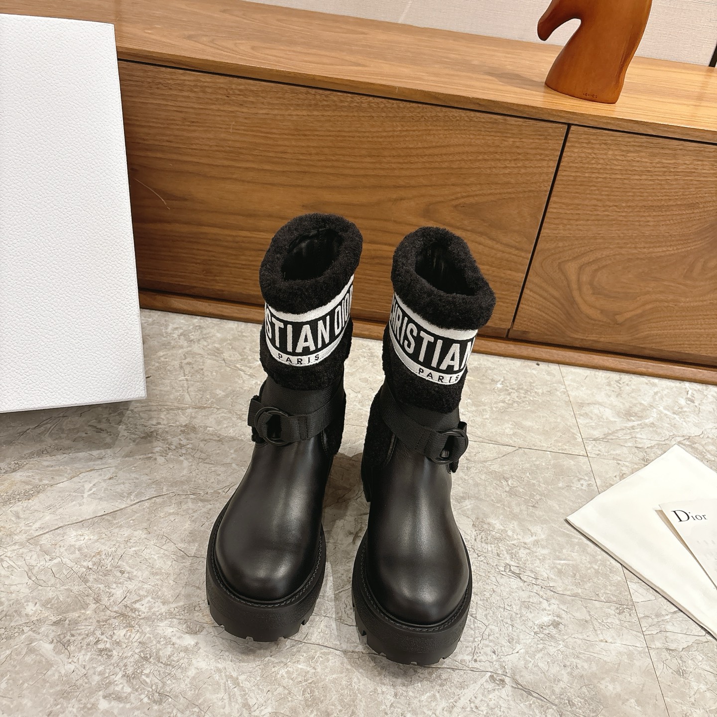 NO:593183,The latest and highest version, wool tube style!  !  Dior CD winter boots, retro work boots, mid-calf fur boots, lace-up wool boots, warm and elegant, full of temperament, easy to wear, good-looking and handsome, material upper, imported cowhide, wool lining, original molded TPU outsole, heel height: 3CM, code number: 35-39 (40 41 customized, non-refundable), boots, dior, dior, boots, cowhide19860909最新最高版本,羊毛筒款！！ Dior 迪奥CD 冬靴复古工装靴中筒毛靴 系带 羊毛靴筒 又暖和又高雅 气质满满 好穿好看又帅气 材质鞋面进口牛皮,羊毛内里垫脚 原版开模TPU大底 跟高:3CM 码数:35-39（40 41订做不退换）,靴子,dior,dior,boots,cowhide,Women's Shoes
