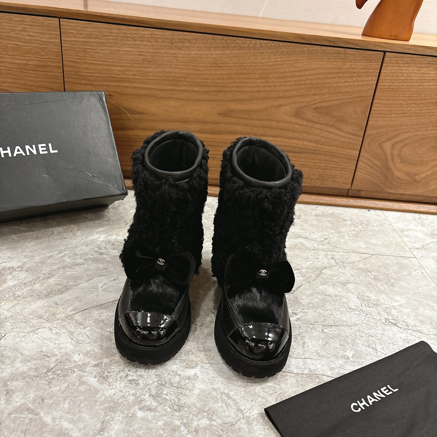 NO:593181,Popular Chanel Chanel 25N Coco Neige double C bow color-blocked thick-soled snow boots short boots. When the first snow in St. Moritz meets Parisian style, these snow boots have become a fashion footnote in winter. The brand's iconic double C and smart bow are intertwined. Classic genes are hidden in every detail. The color-blocking design collides with the visual dialogue between snowy mountains and the city. Replicating the fusion aesthetic of sports and luxury described by Karl Lagerfeld.  The thick-soled design hides a hidden thought. It not only continues the retro trend, but also quietly lengthens the leg lines, giving you long legs in an instant. From the ski resort to the streets, it can not only adapt to the casualness of down jackets, but also echo the elegance of knitted skirts. This snow boot is not only a cold-proof item, but also a concrete expression of the boldness and elegance of Xiaoxiang women, allowing winter to light up every ice and snow scene with iconic aesthetics. The fabric is made of original custom-made sheepskin splicing wool, and the inner toes are all sheepskin.  Original molded custom anti-slip outsole size 35-39 (customized 40/41), boots, chanel, chanel, boots, skirts, down jacket, sheepskin19860909火爆款 香奈儿 Chanel 25N Coco Neige双C蝴蝶结拼色厚底雪地靴短靴 当圣莫里茨的初雪邂逅巴黎格调 这款雪地靴便成了冬日的时尚注脚 品牌标志性双C与灵动蝴蝶结交织 将经典基因藏进每一处细节,拼色设计碰撞出雪山与都市的视觉对话 复刻卡尔·拉格斐笔下运动与奢华的融合美学 .厚底设计暗藏心机 既延续复古风潮 又悄然拉长腿部线条 让你瞬间拥有大长腿 从滑雪场到街头巷尾 既能适配羽绒服的随性 也能呼应针织裙的优雅. 这款雪地靴不只是御寒单品 更是小香女性大胆与优雅的具象表达 让冬日以标志性美学点亮每片冰雪场景. 面料采用原版定制羊皮拼接羊毛 内里踮脚均为羊皮 原版开模定制防滑大底 size35-39（40/41定制）,靴子,chanel,chanel,boots,skirts,down jacket,sheepskin,Women's Shoes