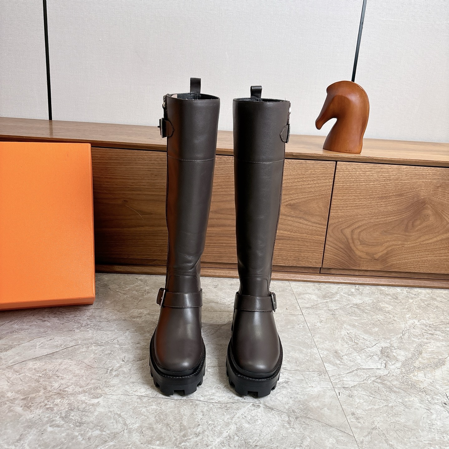 NO:593191,H Home New Autumn and Winter Style HERMES Classic Boots The price at the boot counter is close to 2W. The high price naturally has unique craftsmanship and quality. The leather of this boot is all imported and customized, and the lining material is also imported custom cowhide. It is easy to wear and comfortable and looks good in everything. It is a knight boot that will never go out of style no matter how you wear it. The upper is original cowhide, the lining is imported cowhide, and the outsole is original molded sole.  Size women's 35-39 (40.41 non-refundable and non-exchangeable), boots, hermes, hermes, boots, cowhide19860909H家 秋冬新款 HERMES爱马仕经典长靴靴子专柜价格接近2W高昂的售价自然有独特的工艺和品质这款靴子的皮料全部为进口定制,内里材质也是进口定制牛皮,好穿舒适搭配什么都好看的秋冬必备款,而且风格永存怎么穿都不会过时的骑士靴. 鞋面原版牛皮 内里进口牛皮内里 大底原版开模鞋底 码数女35-39（40.41不退不换),靴子,hermes,hermes,boots,cowhide,Women's Shoes