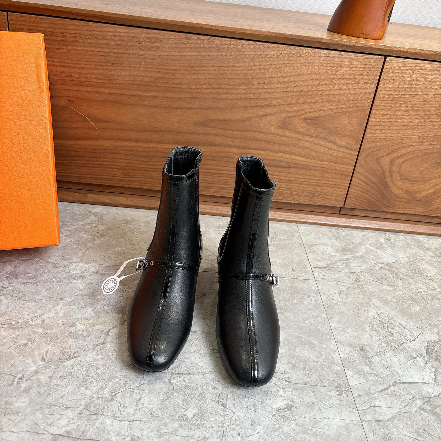 NO:593189,H Home's new autumn and winter HERMES classic short boots, these spliced ​​Chelsea short boots are made of high-quality leather and black elastic splicing, simple and practical!  The metal buckles on the upper are very detailed, which is OK for daily commuting. The height of the boot is moderate, and the elastic splicing is easy to put on and take off, and it fits the ankle more comfortably. It goes well with short skirts and jeans. Wear it in autumn and winter to keep warm and fashionable, and easily improve the quality of your outfit!  Original cowhide upper, imported cowhide lining, original genuine leather outsole, size women's 35-39 (40.41 non-returnable, non-exchangeable), boots, hermes, hermes, boots, skirts, jeans, cowhide, Leather soles19860909H家 秋冬新款 HERMES爱马仕经典小短靴,这款拼接切尔西短靴,优质皮革黑色弹力拼接,简约又实用！鞋面金属扣饰超有细节感,日常通勤都ok,靴筒高度适中,弹力拼接方便穿脱,贴合脚踝更舒适.搭配短裙,牛仔裤都很出彩,秋冬季节穿他保暖又时髦,轻松提升穿搭质感！ 鞋面原版牛皮 内里进口牛皮内里 大底原版真皮大底 码数女35-39（40.41不退不换),靴子,hermes,hermes,boots,skirts,jeans,cowhide,Leather soles,Women's Shoes