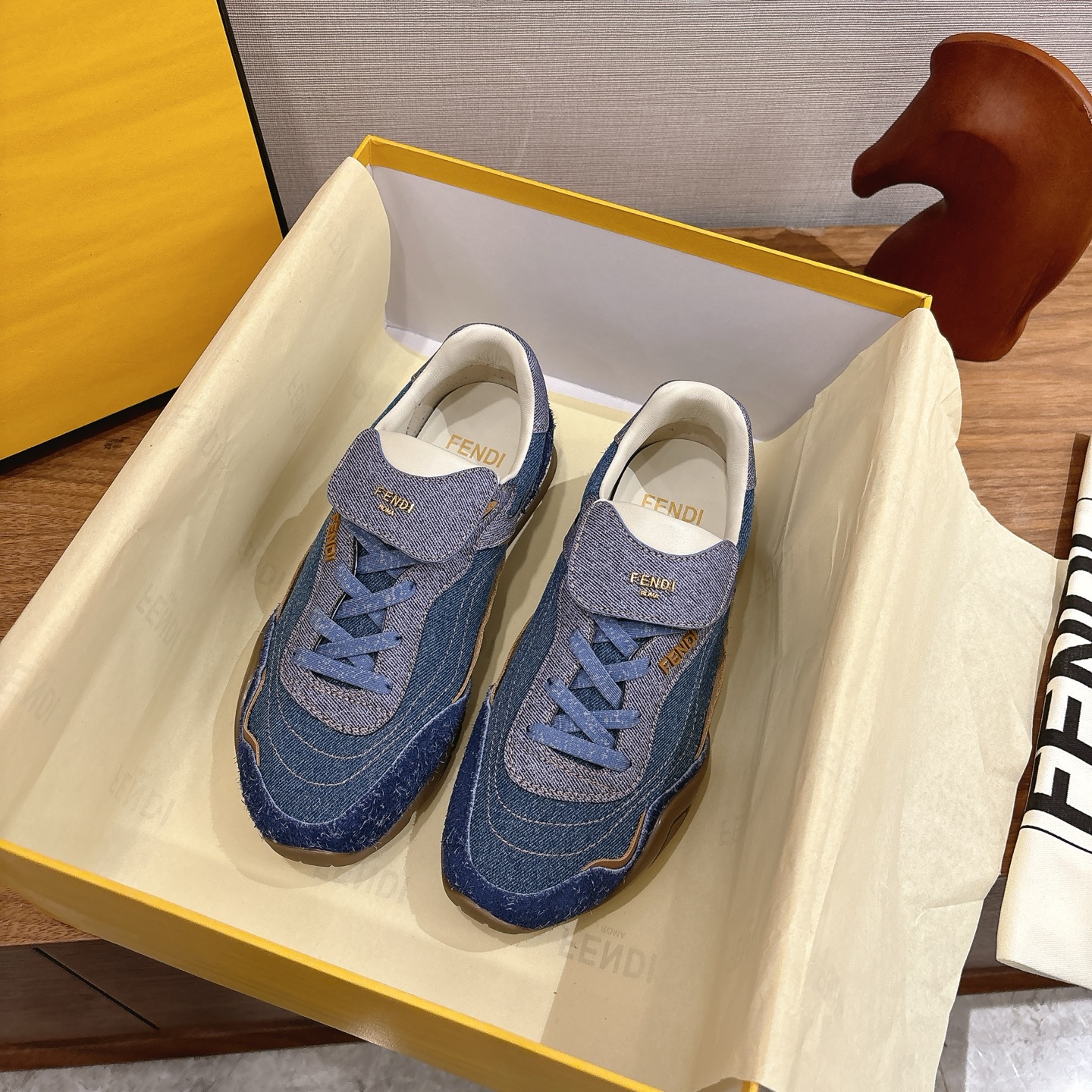 NO:593184,Women Men Couple Style Fendi Fendi's latest retro Forrest Gump shoes De Xun sneakers Made of high-grade suede leather stitching, inspired by retro, new interpretation of classics, lightweight, comfortable and breathable essential items for all seasons. Whether paired with jeans or skirts, there is no pressure to switch styles! The foot feels very good and suitable for long-term wear, even when shopping, you will not feel tired. Material cowhide, sheepskin lining Outsole: TPU outsole  Size#35-45 (40 for women, 45 for men, no return or exchange), casual shoes/sports shoes, fendi, fendi, sneakers, skirts, jeans, cowhide, sheepskin19860909女 男 情侣款 Fendi 芬迪最新款 复古阿甘鞋 德训运动鞋 高级绒面皮面拼接打造,灵感来自复古,全新演绎经典,轻便、舒适、透气的四季必备单品 无论是搭配牛仔裤还是裙子,风格切换毫无压力!脚感非常好 适合长时间穿着,即便是逛街也不会觉得累 材质牛皮 内里羊皮 大底:TPU大底 Size#35-45(女40,男45订做不退换）,休闲鞋/运动鞋,fendi,fendi,sneakers,skirts,jeans,cowhide,sheepskin,Women's Shoes