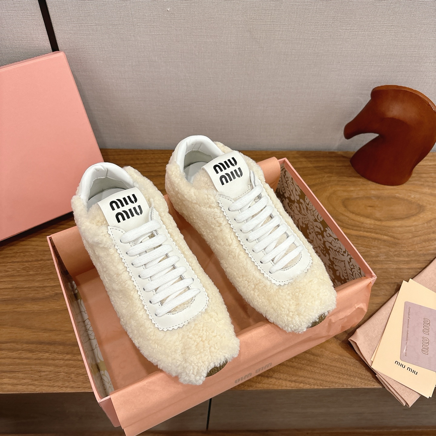 NO:593186,Miu lamb wool moral training shoes MiuMiu autumn and winter limited edition lamb wool moral training shoes classic moral training shoes + soft lamb wool splicing milk white color super gentle plush feeling full of warmth and fashionable t upper embossed Mu logo details exquisite brand style rubber soles with strong grip and comfortable to wear, daily casual or lazy style can be easily controlled~ Paired with a sweater coat, the winter atmosphere will be directly complete!  Size 35-39 (40 is custom-made and non-refundable), casual shoes/sports shoes, miumiu, sneakers, sweaters19860909Miu羊羔毛德训鞋MiuMiu秋冬限定羊羔毛德训鞋经典德训鞋型+柔软羊羔毛拼接奶白色调超温柔毛绒感满满保暖又时髦t鞋面压花Mu徽标细节精致彰显品牌格调橡胶鞋底抓地力强穿着舒适日常休闲或慵懒风都能轻松驾驭~搭配毛衣大衣冬日氛围感直接拉满！ 码数35-39（40订做不退换）,休闲鞋/运动鞋,miumiu,sneakers,sweaters,Women's Shoes