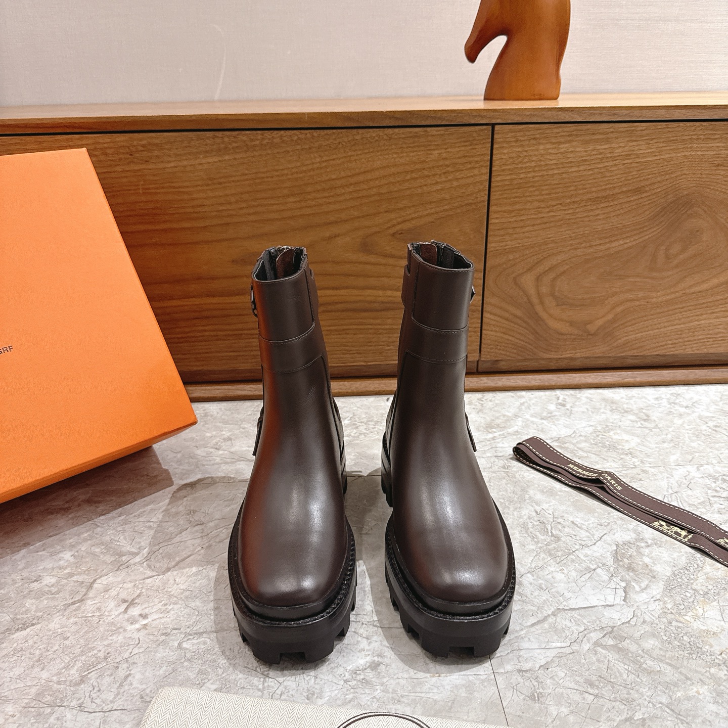 NO:593176,H Home New Autumn and Winter Style HERMES Classic Boots The counter price is close to 2W. The high price naturally has unique craftsmanship and quality. The leather of this boot is all imported and customized, and the inner material is also imported customized cowhide. It is easy to wear and comfortable and looks good with everything. It is a must-have for autumn and winter, and the style lasts forever. No matter how you wear it, it will not go out of style. The upper is original cowhide, the lining is imported cowhide, and the outsole is original molded sole.  Size women's 35-39 (40.41 non-refundable and non-exchangeable), boots, hermes, hermes, boots, cowhide19860909H家 秋冬新款 HERMES爱马仕经典靴子专柜价格接近2W高昂的售价自然有独特的工艺和品质这款靴子的皮料全部为进口定制,内里材质也是进口定制牛皮,好穿舒适搭配什么都好看的秋冬必备款,而且风格永存怎么穿都不会过时的骑士靴. 鞋面原版牛皮 内里进口牛皮内里 大底原版开模鞋底 码数女35-39（40.41不退不换),靴子,hermes,hermes,boots,cowhide,Women's Shoes