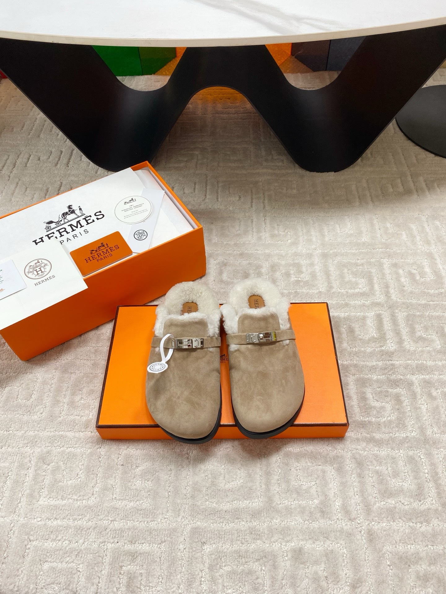 NO:626219,Hermes' latest autumn and winter kelly buckle Birkenstock slippers. Super versatile, good-looking and fashionable. Many celebrity Internet celebrities grow grass. Must-have for autumn and winter. Casual, comfortable and high-end. Upper: imported sheep leather. Lining: imported wool lining. Feet: mixed sheepskin. Outsole: Tpu non-slip and wear-resistant outsole.  Size: Women's 35-39 (40.41 custom-made, non-refundable), half-mooned fur shoes, hermes, hermes, cowhide, sheepskin, sheep19860909Hermes爱马仕最新秋冬kelly扣勃肯毛拖 超级百搭好看时髦 超多明星网红种草 秋冬必备 随意舒适高级感 鞋面:进口羊京面牛皮 内里:进口羊毛里 垫脚:迸口混种羊皮 大底:Tpu防滑耐磨大底 码数:女35-39(40.41订做不退换）,半拖毛毛鞋,hermes,hermes,cowhide,sheepskin,sheep,Women's Shoes