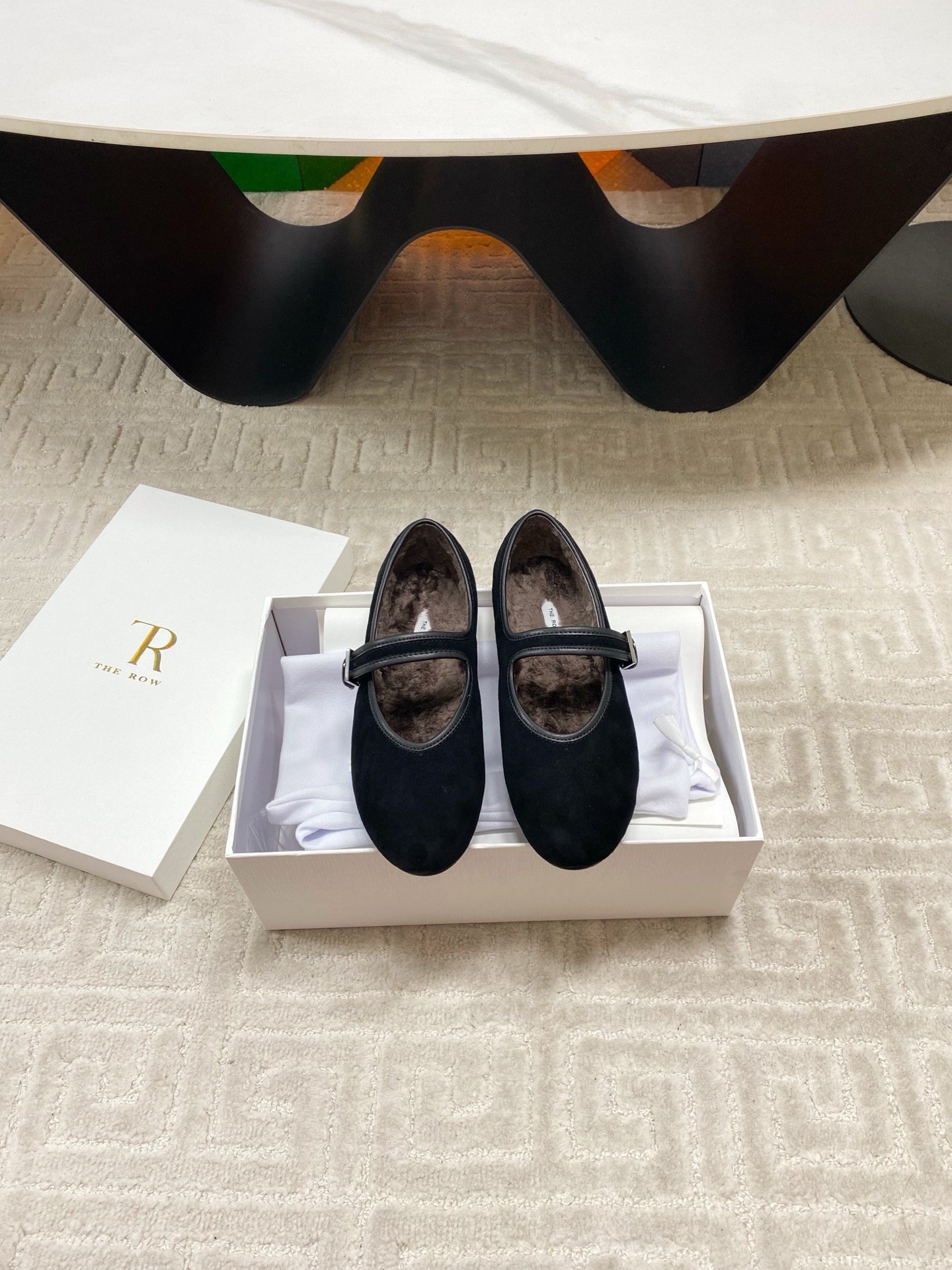 NO:626207,THE ROW～Niche trendy brand 25vs autumn casual new series... The original version has better comfort and wrapping than the original version. It is full of personality and easy to match with various styles of clothes... Fabric: Original customized cow lining: Original customized wool Foot: Original customized wool Outsole: Original molded bottom Heel height: 1.0cm Packaging: Original full set of packaging, code number: 35-39 (40. Customization is not returnable), Mary Jane, mary jane19860909THE ROW～小众潮牌25vs秋季休闲新款系列…… 原版一比一打造舒适度、包裹性都比较好.个性十足,很好驾驭各种风格衣服搭配…… 面料:原版定制牛猄 内里:原版定制羊毛 垫脚:原版定制羊毛 大底:原版开模成型底 跟高:1.0cm 包装:原版全套包装, 码数:35-39（40.定制不退换）,玛丽珍,mary jane,Women's Shoes