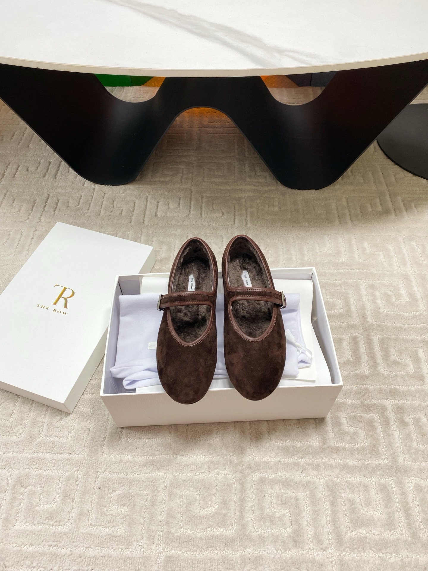 NO:626213,THE ROW ~ Niche trendy brand 25vs autumn casual new series... [Round toe fur casual shoes] The original version has better comfort and wrapping than the original version. It is full of personality and is easy to match with various styles of clothes... Fabric: original customized cow lining: original customized wool Foot pads: original customized wool Outsole: original molded sole Heel height: 1.0cm Packaging: original full set of packaging,  Code number: 35-39 (40. Customization is non-refundable), Mary Jane, mary jane19860909THE ROW～小众潮牌25vs秋季休闲新款系列……【圆头毛里休闲鞋】 原版一比一打造舒适度、包裹性都比较好.个性十足,很好驾驭各种风格衣服搭配…… 面料:原版定制牛猄 内里:原版定制羊毛 垫脚:原版定制羊毛 大底:原版开模成型底 跟高:1.0cm 包装:原版全套包装, 码数:35-39（40.定制不退换）,玛丽珍,mary jane,Women's Shoes