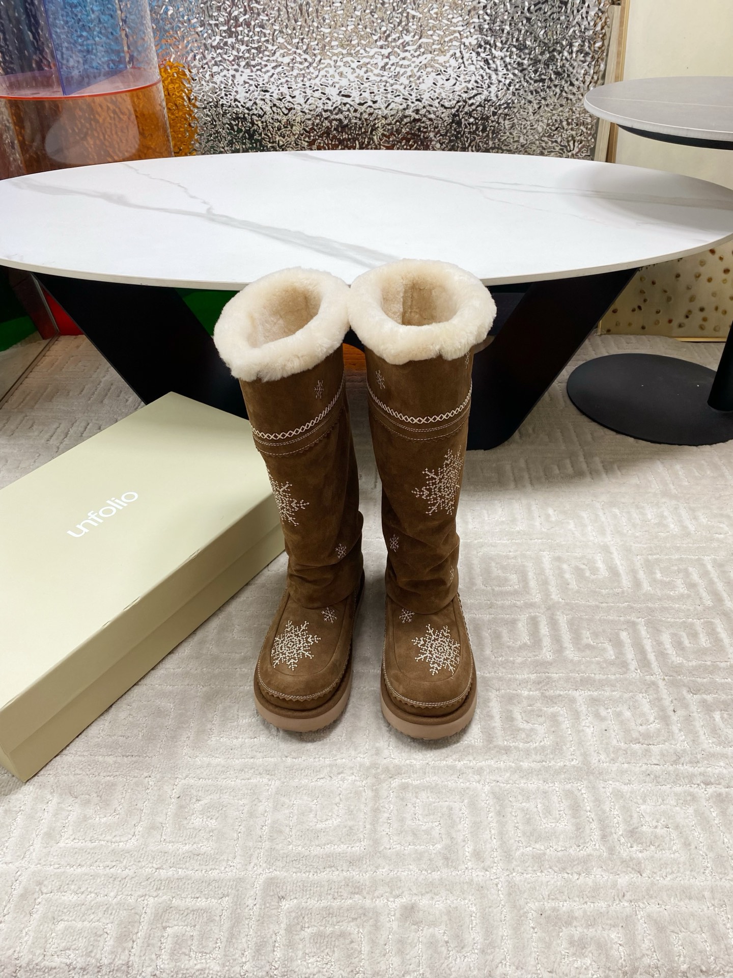 NO:626195,unfolio 2025 autumn and winter retro snowflake snow boots, snow boots that are heart-warming at first glance, snowflakes are falling in winter letters, snowflakes are letters, and tassels are rhyme, it is unfolio’s gentle whisper to winter. High mercerized smooth cow suede fabric, wool lining, private molded high-density foam outsole, code number 35-39# (40# can be customized and non-returnable), snow boots, boots19860909unfolio 2025秋冬复古雪花雪地靴,一眼心动的雪地靴,冬日来信雪花飘落,雪花为信,流苏为韵,是unfolio写给冬日的温柔絮语对版高丝光牛反绒面料,羊毛内里,私模高密度发泡大底,码数35-39#（40# 可订做不退换）,雪地靴,boots,Women's Shoes