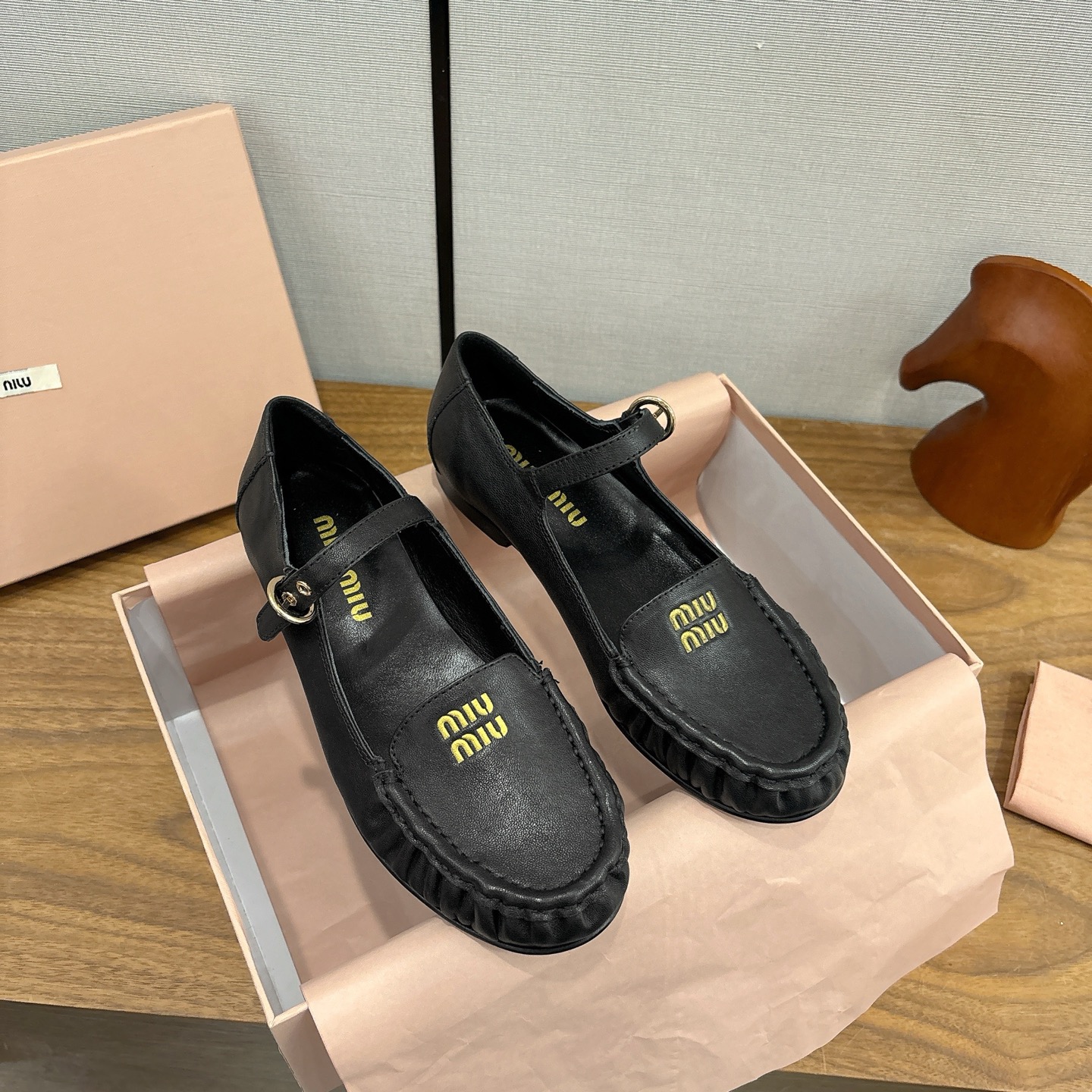 NO:626238,miumiu26 spring style new single shoes Mary Jane small leather shoes loafers last type versatile slim foot yyds. The shape is three-dimensional and full, handsome and comfortable on the feet. Very retro style, full of aura, the original electric embroidered logo design style is very classic, the details are perfect, cool and trendy... The original version of the upper is imported calfskin, cow lining and feet!  Genuine leather injection outsole Size: 35-39 (40 orders are not returnable), mary jane, miumiu, loafers, mary jane, cowhide19860909miumiu26春款 新款单鞋玛丽珍小皮鞋 乐福鞋 楦型百搭瘦脚yyds.造型立体饱满,帅气十足 上脚舒适 非常复古风、气场十足,原版电绣logo设计风格非常经典 细节完美 酷炫 潮派... 鞋面原版一致进口小牛皮 牛里、垫脚！真皮注塑大底 Size: 35-39(40订做不退换）,玛丽珍,miumiu,loafers,mary jane,cowhide,Women's Shoes