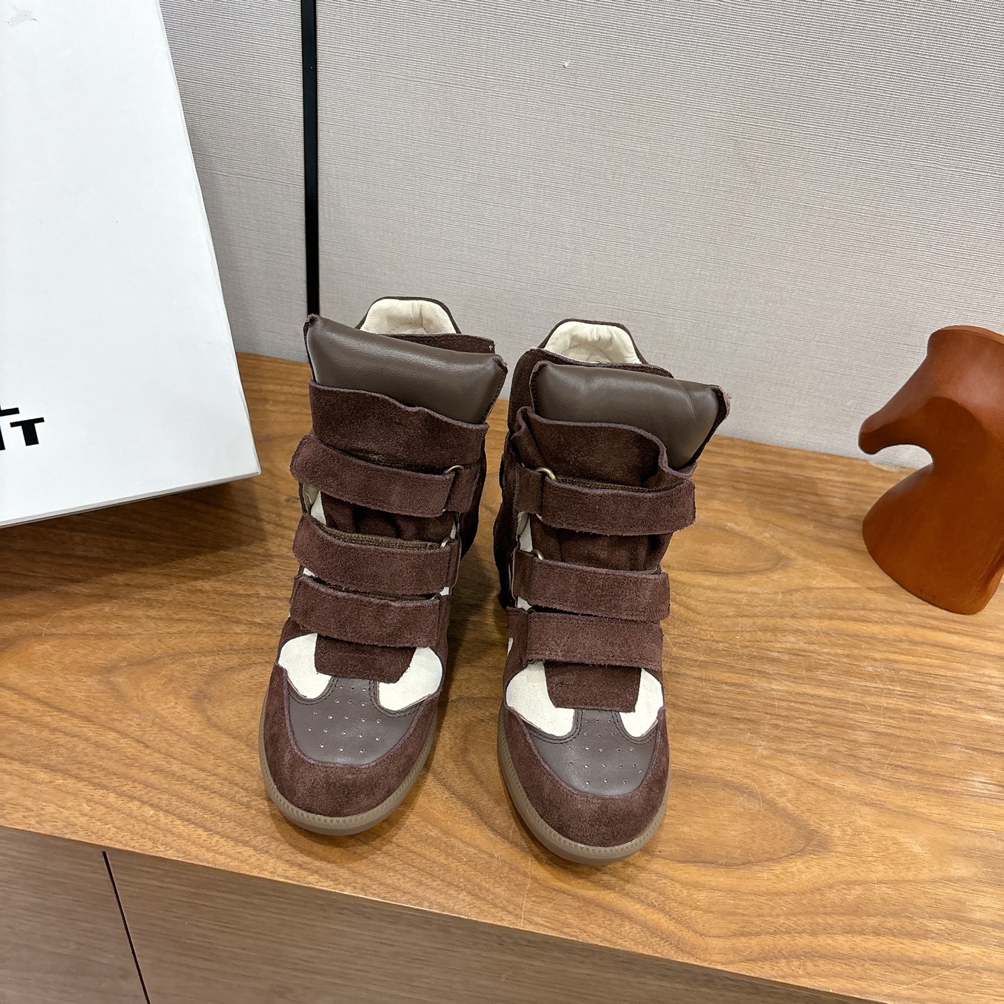 NO:626236,Isabel Marant/Isabel 25vs latest casual series in early autumn... [Round-toe internally increased casual shoes] Marant mixes the past and the future, 'interweaves the unique features of the three cultures of Africa, Indians, and Antilles. A French brand with exclusive heavy embroidery, pure heavy craftsmanship, and version output... Fabric: Original customized imported cow lining: Original customized imported cowhide Foot pads: Original customized imported cowhide Outsole: Original leather combination outsole Inner height increase: 7cm  Size: 35-39 (40 is custom-made and cannot be returned or exchanged), boots, boots, cowhide19860909isabel marant/伊莎贝尔25vs早秋最新休闲系列…【圆头内增高休闲鞋】 玛兰混合过去与将来'交织出非洲,印第安,安第列斯三种文化的独特风貌的一个法国品牌独家重工刺绣,纯正重工艺,对版输出…… 面料:原版定制进口牛猄 内里:原版定制进口牛皮 垫脚:原版定制进口牛皮 大底:原版真皮组合大底 内增高:7cm 码数:35-39（40定做不退换）,靴子,boots,cowhide,Women's Shoes