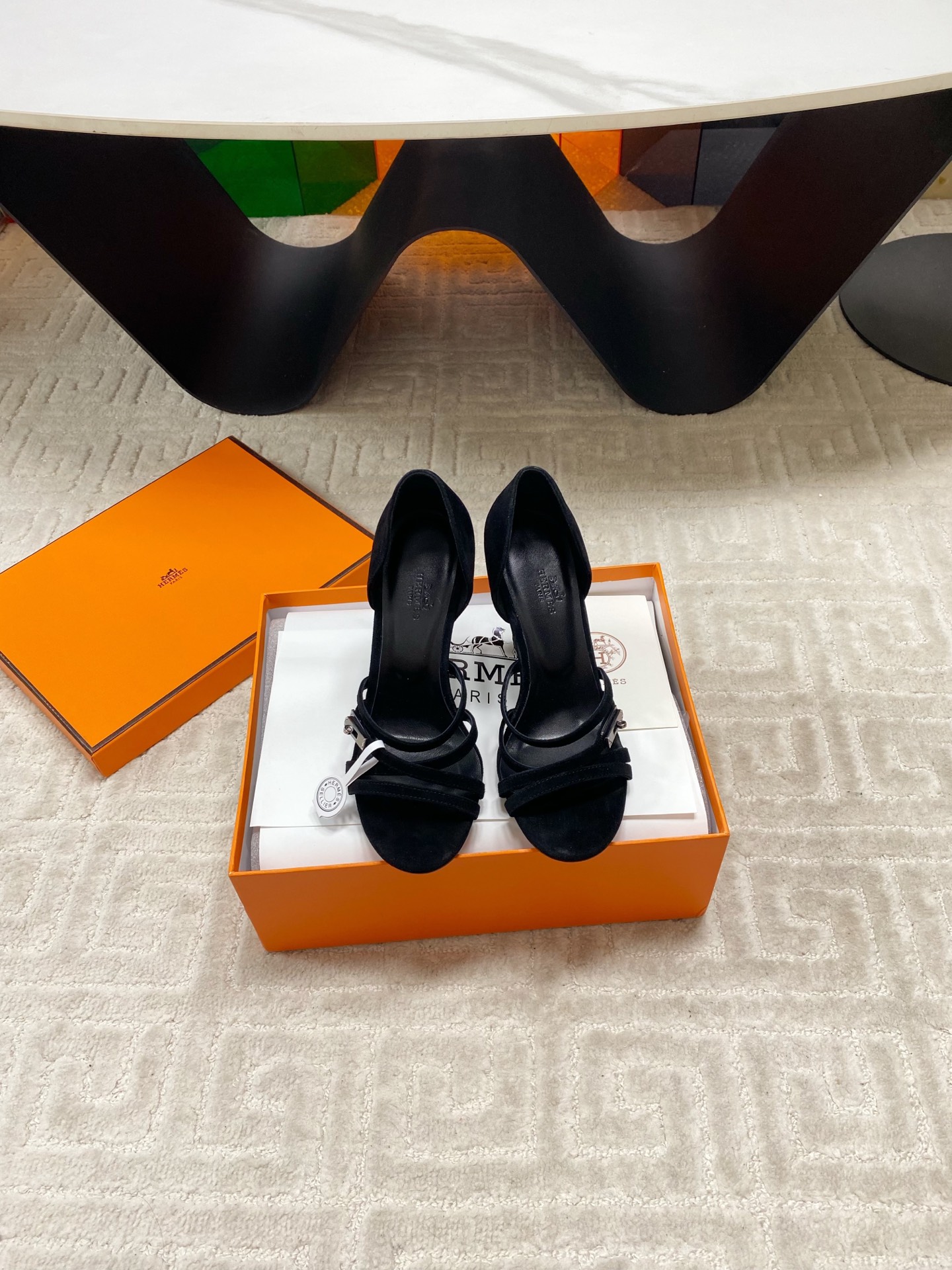 NO:626223,Hermès/Hermès 25WF new Kelly buckle thin strap high-heeled sandals. The legendary gene of the Kelly bag meets the summer walking sandals and becomes a concrete expression of elegance. The iconic rotating Kelly metal buckle  The design is polished with craftsmanship and becomes the finishing touch of the toe. The palladium plating conveys a low-key luster and reproduces the brand's century-old luxury code. The thin leather straps lightly cover the instep like a ribbon and are neatly cut to outline the slender outline of the ankle. When paired with a flowing skirt.  It shows the elegant gene of French lazy Kelly and keeps flowing with summer steps. The fabric is made of original customized leather. The inner tiptoe is made of mixed sheepskin. The heel height is 6.5cm/10.5cm. The sole is Italian A-grade imported genuine leather outsole size 35-39 (40/41/42 customization is non-returnable and non-exchangeable). High-heeled sandals, hermes, hermes, sandals, high heels, skirts, sheepskin, Leather  soles19860909Hermès/爱马仕25WF新品Kelly扣细带高跟凉鞋Kelly包的传奇基因邂逅夏日步履款凉鞋便成了优雅的具象化表达.标志性的旋转Kelly金属扣设计匠心打磨成为足尖的点睛之笔钯金镀层流转着低调光泽复刻品牌百年的奢华密码.纤细皮质绑带如丝带般轻覆脚背以利落剪裁勾勒出脚踝的纤细轮廓.搭配飘逸裙装时 尽显法式慵懒Kelly的优雅基因 随夏日步履不断流转. 面料采用原版定制皮料 内里踮脚均为混种羊皮 跟高6.5cm/10.5cm 鞋底意大利A级进口真皮大底 size35-39（40/41/42定制不退不换),高跟鞋凉鞋,hermes,hermes,sandals,high heels,skirts,sheepskin,Leather soles,Women's Shoes