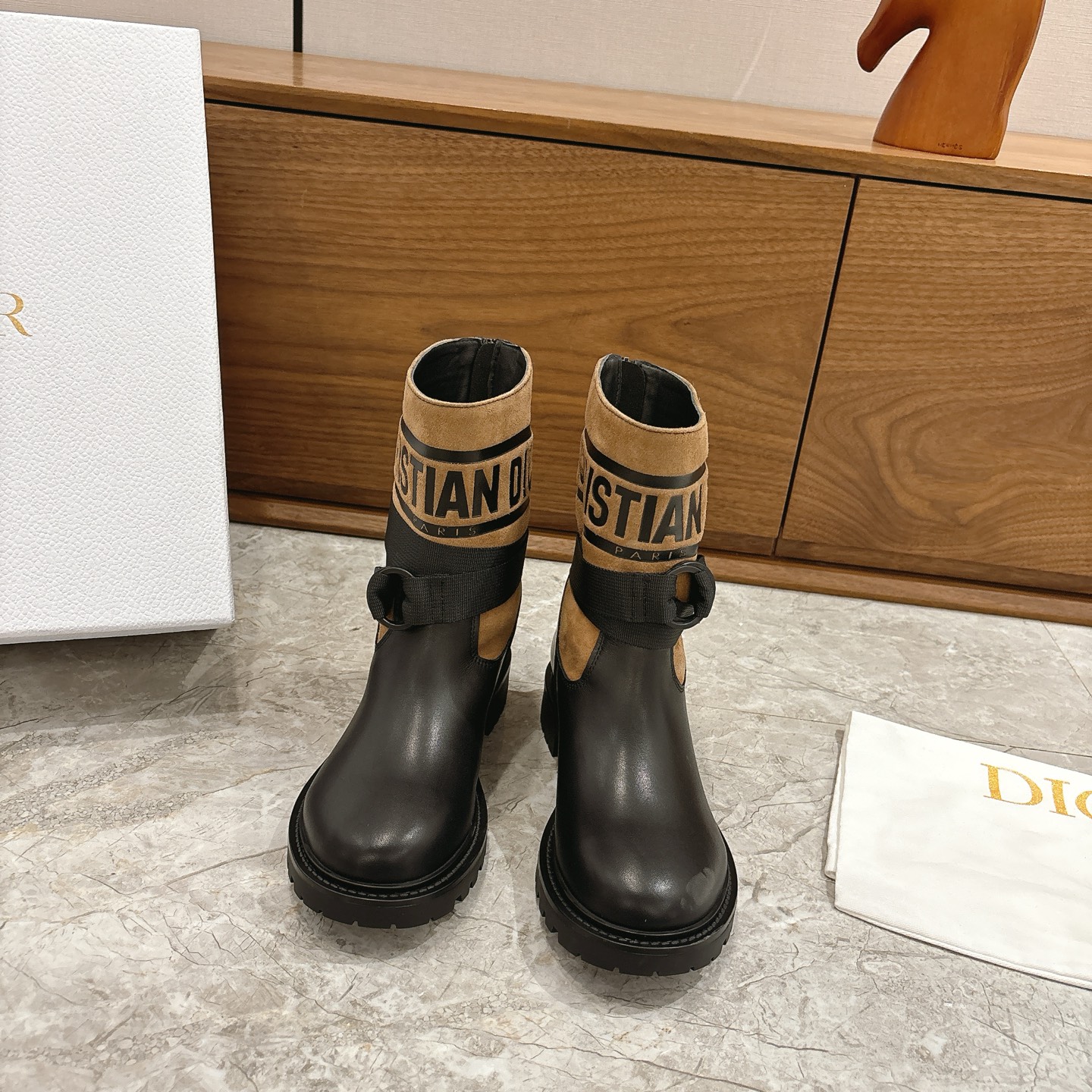 NO:626211,Leather style DIOR Dior slip-on fashionable wool short boots Martin boots Work boots Fashionable and warm in winter Full cow leather surface Thick lamb wool The boot shape shows long legs. Whether it is worn with floor-length jeans for a casual and relaxed look, or with a mini skirt for a hot girl style, it can be perfectly suited. It is the 'master key' to autumn and winter wear. Sisters who are entangled in autumn and winter boots, close your eyes!  Upper cowhide, lining lambswool, non-slip rubber backing!  size35-39 (40.41. Customized), boots, dior, dior, boots, skirts, jeans, cowhide19860909皮里款 DIOR 迪奥 一脚蹬时尚羊毛短靴马丁靴 工装靴 冬季时尚保暖 全牛皮面 加厚羊羔毛 靴型超显腿长,不管是配拖地牛仔裤走随性松弛感,还是搭迷你裙玩辣妹风,都能完美适配,秋冬穿搭“万能钥匙”就是它 纠结秋冬靴子的姐妹,闭眼冲！ 鞋面牛皮 内里 羊羔毛 防滑橡胶底片！ size35-39（40.41.订做）,靴子,dior,dior,boots,skirts,jeans,cowhide,Women's Shoes