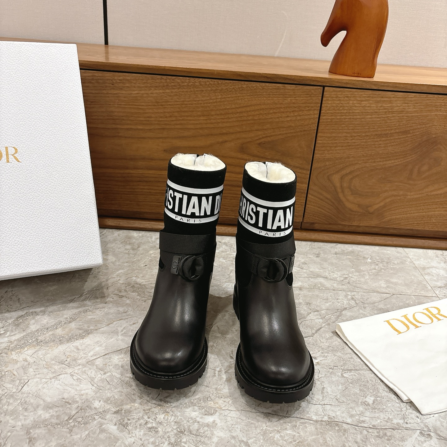 NO:626217,Mauri Style DIOR Dior Slip-on Stylish Wool Short Boots Martin Boots Work Boots Fashionable and Warm in Winter Full Cow Leather Surface Thick Lamb Wool The Boot Shape Shows Long Legs. Whether worn with floor-length jeans for a casual and relaxed feel, or with a mini skirt for a hot girl style, it can be perfectly suited. It is the 'master key' to autumn and winter wear. Sisters who are confused about autumn and winter boots, close your eyes!  Upper cowhide, lining lambswool, non-slip rubber backing!  size35-39 (40.41. Customized), boots, dior, dior, boots, skirts, jeans, cowhide19860909毛里款 DIOR 迪奥 一脚蹬时尚羊毛短靴马丁靴 工装靴 冬季时尚保暖 全牛皮面 加厚羊羔毛 靴型超显腿长,不管是配拖地牛仔裤走随性松弛感,还是搭迷你裙玩辣妹风,都能完美适配,秋冬穿搭“万能钥匙”就是它 纠结秋冬靴子的姐妹,闭眼冲！ 鞋面牛皮 内里 羊羔毛 防滑橡胶底片！ size35-39（40.41.订做）,靴子,dior,dior,boots,skirts,jeans,cowhide,Women's Shoes