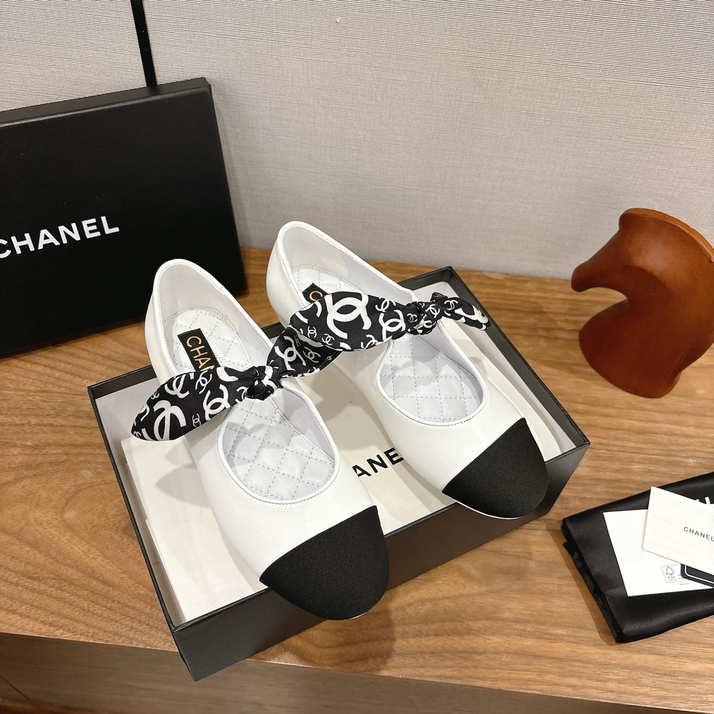 NO:626199,CHANEL Chanel 25ss spring and summer show Mary Jane bow shoes, I was attracted at first sight and can be worn freely according to the weather changes!  Put on socks to instantly transform into cute shoes for spring and summer!  Transform into a magical princess in seconds. The upper is made of imported sheepskin. The original molded fabric. The lining is silk sheepskin. The foot feels super comfortable. The leather is very soft and skin-friendly. Italian imported genuine leather outsole Size35-39 (40 customizations are not returnable), sandals, chanel, chanel, sandals, mary jane, sheepskin, Leather soles19860909CHANEL 香奈儿 25ss 春夏秀款 玛丽珍 蝴蝶结单鞋 第一眼看上就被种草了根据天气变化自由穿搭！套上袜套春夏秒变可爱单鞋！秒变魔法公主 鞋面采用进口羊皮 原版开模布料 内里踮脚丝绸羊皮 脚感超级舒服 皮料非常柔软亲肤 意大利进口真皮大底 Size35-39（40定制不退换）,凉鞋单鞋,chanel,chanel,sandals,mary jane,sheepskin,Leather soles,Women's Shoes