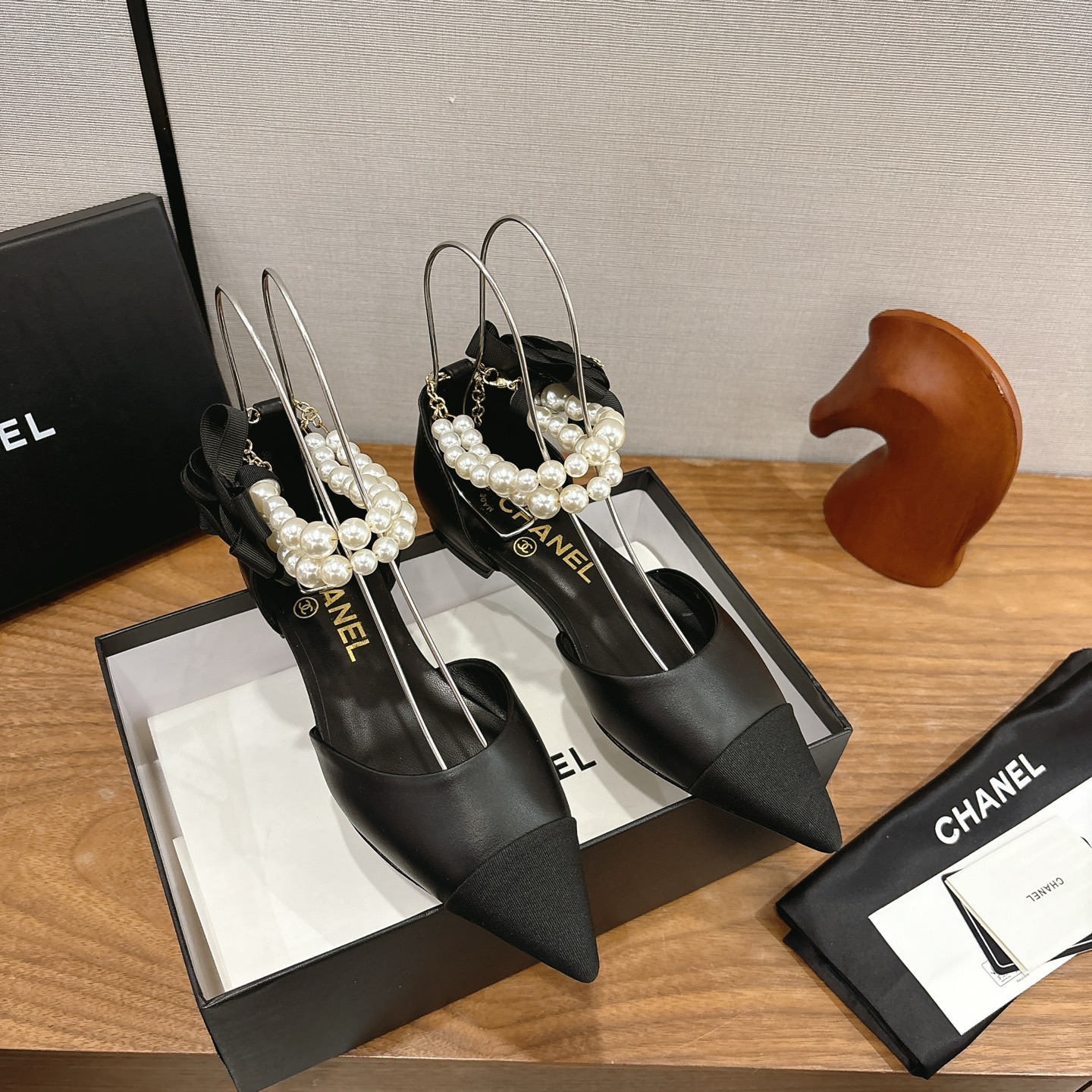 NO:626205,CHANE*｜Xiaoxiang 25K new anklet large pearl double C camellia pointed toe flat hollow sandals. This sandal opens the spring and summer with neat tailoring. The color matching design collides with fresh inspiration. The hollow version allows the skin to embrace the breeze freely. Every step is light and rhythmic. The wide anklet between the ankles is the finishing touch. The huge pearl string trembles with each step, continuing the original intention of small fragrant pearls to become a feminine element.  Breaking the boundary between luxury and daily life, so that sophistication does not need to be exaggerated. The double C logo and the camellia ornaments complement each other, which is a direct expression of the brand spirit. The latter, as a symbol of purity and independence, hides the romantic origins between the founder and his beloved. The flat design is both elegant and practical. The fabric is made of original customized sheepskin. The lining of the toes is made of silk sheepskin. The sole is imported genuine leather outsole from Italy.  size35-39 (customized 40/41), sandals, chanel, sandals, sheepskin, Leather soles19860909CHANE*｜小香25K新品脚环大珍珠双C山茶花尖头拼色平底中空凉鞋 这款凉鞋以利落剪裁开启春夏序章. 拼色设计碰撞出鲜活灵感 中空版型让肌肤与微风自在相拥 每一步都踩着轻盈韵律 . 脚踝间的宽幅脚环是点睛之笔 硕大珍珠串饰随步履轻颤 延续着小香珍珠成为柔美元素的初心 打破华贵与日常的边界 让精致无需浮夸. 双C标识与山茶花饰件交相辉映 是品牌精神的直接表达 后者作为纯洁与独立的象征 藏着创始人与挚爱之间的浪漫溯源 平底设计兼顾优雅与实用 面料采用原版定制羊皮 内里踮脚均为丝绸羊皮 鞋底意大利进口真皮大底 size35-39（40/41定制）,凉鞋单鞋,chanel,sandals,sheepskin,Leather soles,Women's Shoes