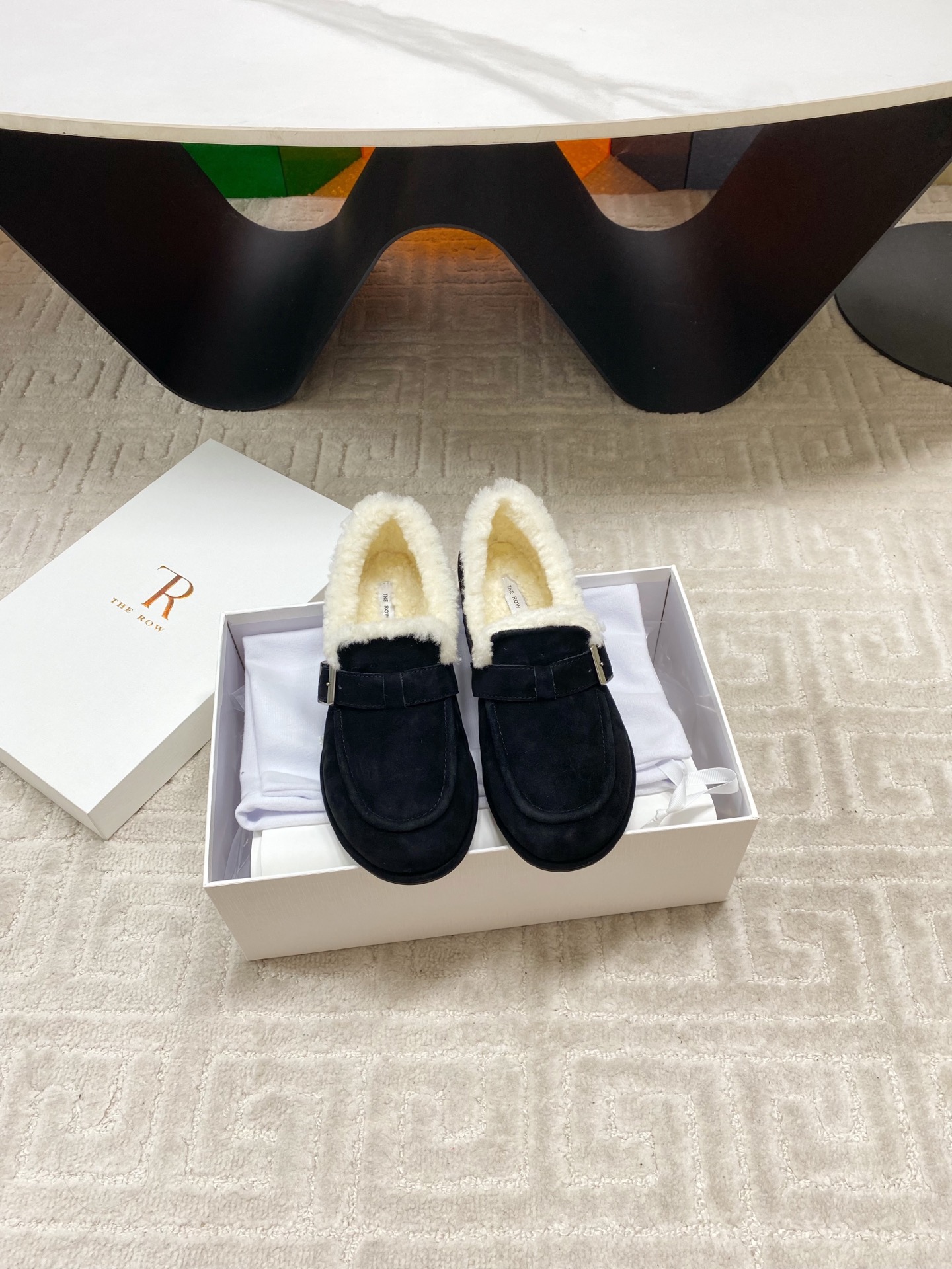 NO:626193,THE ROW~Niche trendy brand 25vs autumn casual new series...the comfort and packaging are better. Full of personality, easy to match with various styles of clothes. Fabric: original customized cow lining: original customized wool Foot pads: original customized wool Outsole: original molded sole Heel height: 1.0cm Packaging: original full set of packaging, code number: 35-39 (40. Customized non-refundable), loafers, woolen shoes, loafers19860909THE ROW～小众潮牌25vs秋季休闲新款系列……舒适度、包裹性都比较好.个性十足,很好驾驭各种风格衣服搭配 面料:原版定制牛猄 内里:原版定制羊毛 垫脚:原版定制羊毛 大底:原版开模成型底 跟高:1.0cm 包装:原版全套包装, 码数:35-39（40.定制不退换）,乐福鞋毛毛鞋,loafers,Women's Shoes