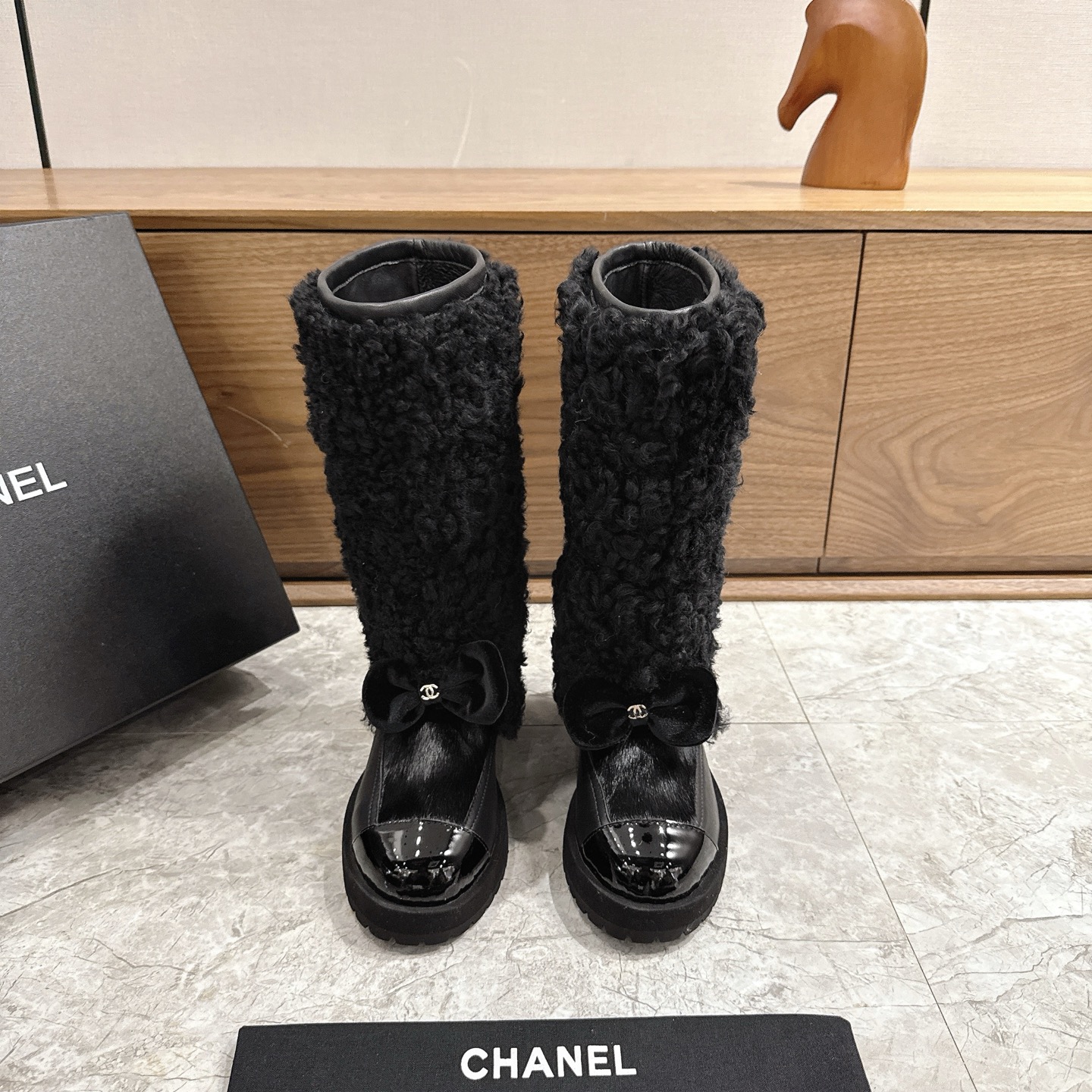 NO:626189,Purchasing agent level CHANEL * Xiaoxiang new autumn and winter snow boots knight boots snow boots library boots Chelsea boots are really the representative of handsome and fashionable Martin boots knight boots boots with Chanel letters embellishment, low-key yet luxurious!  Simple, fashionable, individual and grand!  The natural and smooth beauty has a beauty that is stunning in time. You should also show off your long legs in winter~ Wool/cowhide upper, wool lining, code number 35-39 (40.41 customized, non-returnable), boots, chanel, chanel, boots, cowhide19860909代购级别CHANEL香奈儿*小香秋冬新款雪地靴骑士靴雪地靴库靴切尔西靴真的是帅气时尚的代表马丁靴骑士靴靴筒Chanel字母点缀 低调不失奢华！简约时尚个性又大气！自然流畅的美感,有种惊艳了时光的美感,冬日也要展现大长腿～ 鞋面羊毛/牛皮 内里羊毛 码数35-39（40.41定制不退换）,靴子,chanel,chanel,boots,cowhide,Women's Shoes