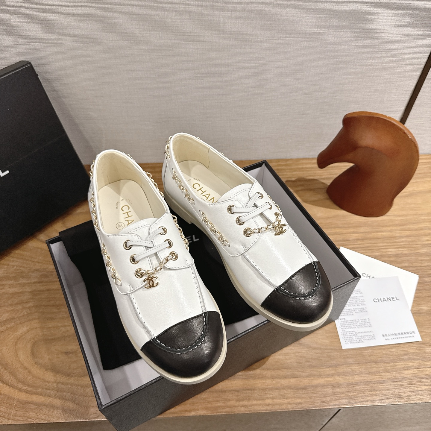 NO:626182,CHANE*｜Xiaoxiang chain single shoes, loafers, classic silhouette and double ballet shoes, injecting light poetry into French elegance. Fine knitted fabrics are selected, and the shoe body is outlined with precise hollow texture. It is faintly visible when light penetrates. It is soft and breathable, but also hides the high-definition texture. It is as agile and comfortable as a ballet dancer when walking. The iconic double C Logo is not presented directly, but is cleverly integrated into the shoe body with a woven texture. The fabric is frosted and the lining is sheepskin.  Original sole size 35-39 (customized 40/41), loafers, chanel, loafers, sheepskin19860909CHANE*｜小香链条单鞋乐福鞋经典廓形双芭蕾舞鞋 为法式优雅注入轻盈诗意.精选细腻针织面料 以精密镂空纹理勾勒鞋身 光线穿透时若隐若现 柔软透气 又暗藏高定般的肌理质感 行走间如芭蕾舞者般灵动自在. 标志性双C Logo并非直白呈现 而是以编织肌理巧妙融入鞋身 面料磨砂材质 内里羊皮 鞋底原版鞋底 size35-39（40/41定制）,乐福鞋,chanel,loafers,sheepskin,Women's Shoes