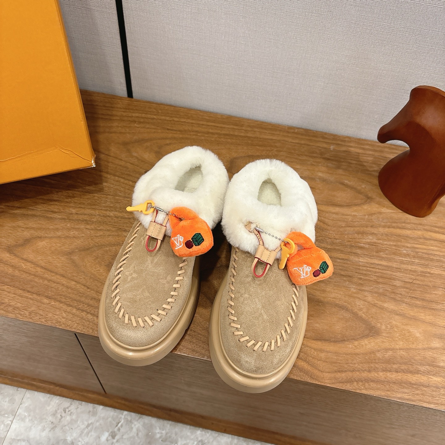 NO:626159,LV donkey brand autumn and winter furry slippers and snow boots.  Thick sole with custom love buckle, comfortable, cute, cute, fashionable, elegant and versatile, the wool is comfortable and soft, awakening the warmth of autumn and winter. It allows you to walk comfortably from morning to night. You can easily control the changes of the four seasons. Wool, original outsole!  Size 35-39 (40 is custom-made and cannot be returned or exchanged), half-slip snow boots, louis vuitton, louis vuitton, boots, slippers19860909LV 驴牌 秋冬毛毛拖鞋 雪地靴．厚底 订制爱心饰扣 舒适 萌萌哒 可爱 时尚 高雅 百搭 ,羊毛舒适柔软,唤醒秋冬暖意.让您从早到晚舒适踱步.可以轻松驾驭四季变幻. 羊毛,原版大底！ 35-39码(40订做不退换）,半拖雪地靴,louis vuitton,louis vuitton,boots,slippers,Women's Shoes