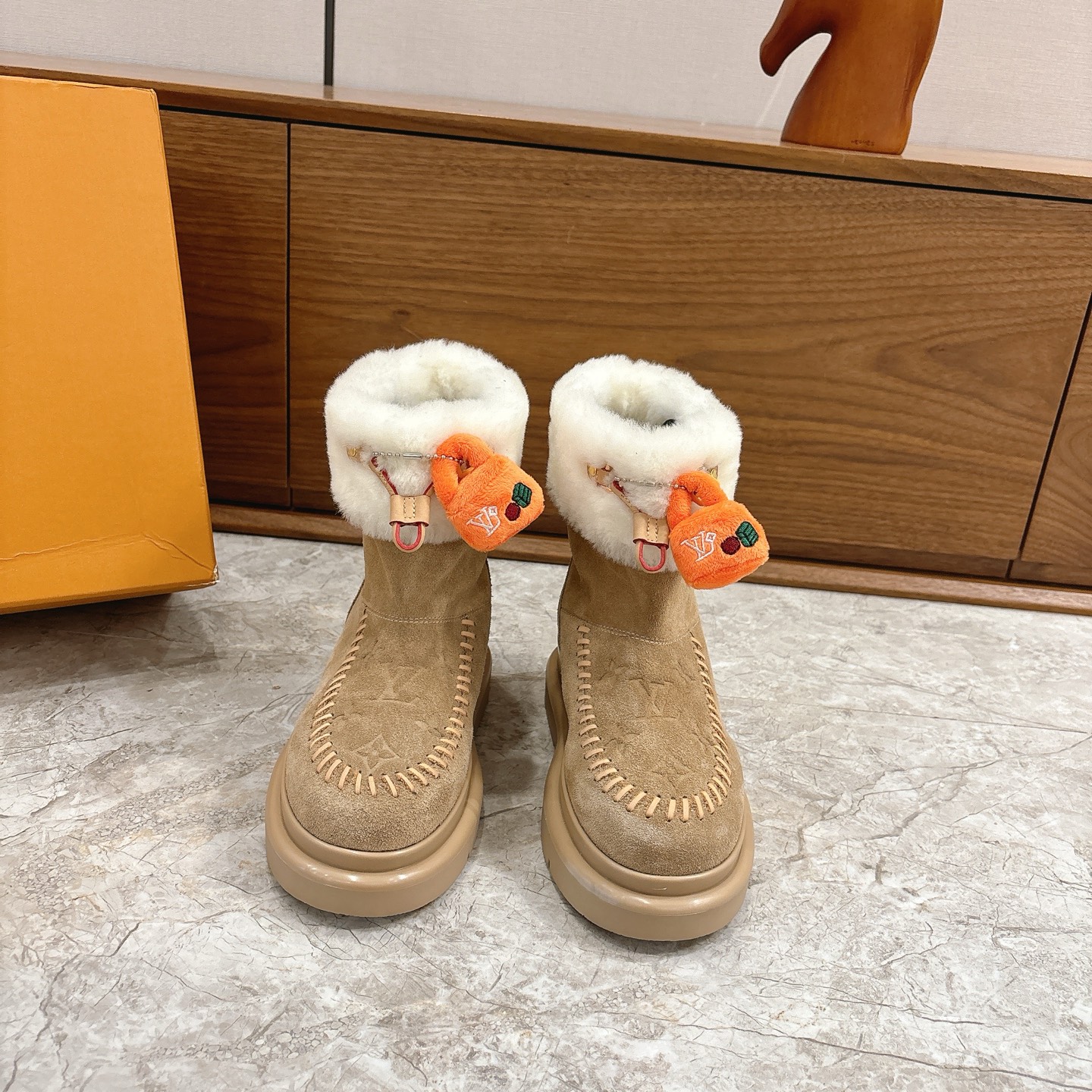 NO:626166,LV donkey brand autumn and winter snow boots.  Thick sole, customized love buckle, comfortable, cute, cute, fashionable, elegant and versatile, wool is comfortable and soft, awakening the warmth of autumn and winter. It allows you to walk comfortably from morning to night. You can easily control the changes of the four seasons. Wool, original outsole!  35-39 (40 custom-made, non-refundable), half-slip snow boots, louis vuitton, louis vuitton, boots19860909LV 驴牌 秋冬雪地靴．厚底 订制爱心饰扣 舒适 萌萌哒 可爱 时尚 高雅 百搭 ,羊毛舒适柔软,唤醒秋冬暖意.让您从早到晚舒适踱步.可以轻松驾驭四季变幻.羊毛,原版大底！ 35-39(40订做不退换）,半拖雪地靴,louis vuitton,louis vuitton,boots,Women's Shoes