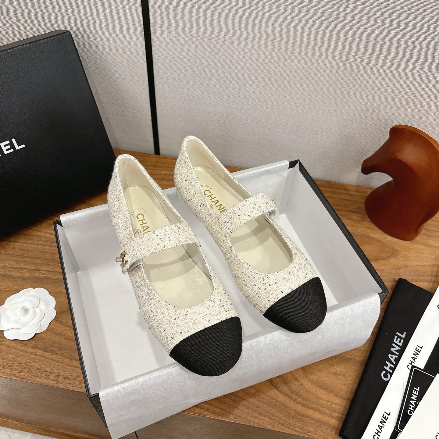 NO:626150,CHANEL Chanel 25ss spring and summer show style Mary Jane shoes are so popular at first sight that you can wear them freely according to the weather changes!  Put on socks to instantly transform into cute shoes for spring and summer!  Transform into a magical princess in seconds. The upper is made of imported sheepskin, imported patent leather, original molded fabric, and the inner tiptoe silk sheepskin. The foot feels super comfortable. The leather is very soft and skin-friendly. Italian imported genuine leather outsole Size35-39 (40 41 customized), single shoes, chanel, chanel, mary jane, sheepskin, Leather soles19860909CHANEL 香奈儿 25ss 春夏秀款 玛丽珍 单鞋 第一眼看上就被种草了根据天气变化自由穿搭！套上袜套春夏秒变可爱单鞋！秒变魔法公主 鞋面采用进口羊皮 进口漆皮 原版开模布料 内里踮脚丝绸羊皮 脚感超级舒服 皮料非常柔软亲肤 意大利进口真皮大底 Size35-39（40 41定制）,单鞋,chanel,chanel,mary jane,sheepskin,Leather soles,Women's Shoes