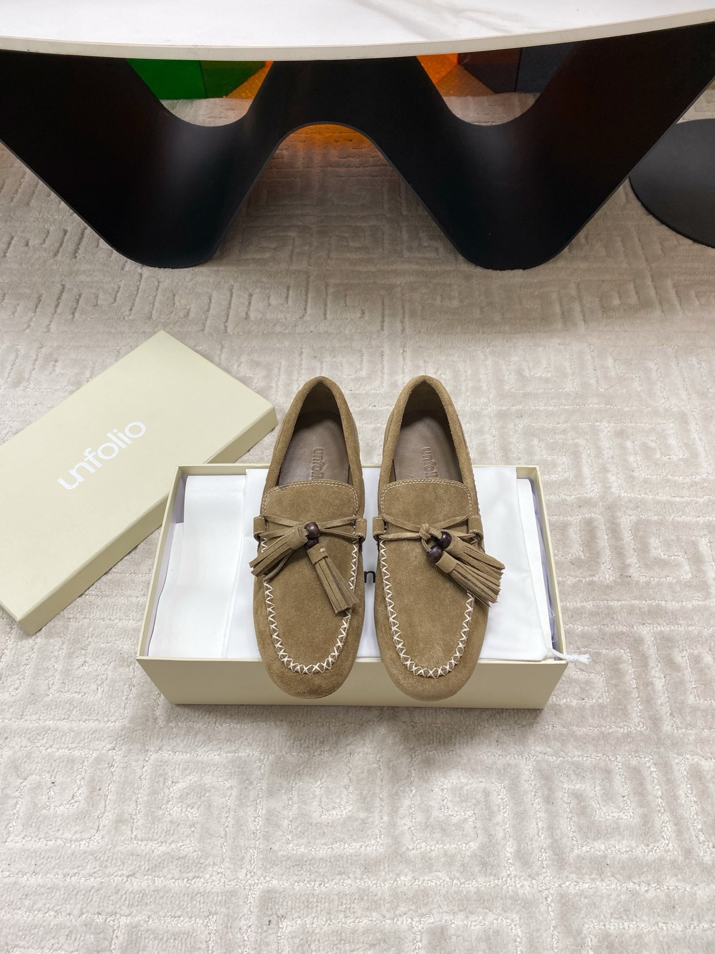 NO:626141,unfolio 2025 autumn and winter new tassel loafers, different small leather shoes, fresh college style and urban commuting style can be easily controlled, the loafers can be salty or sweet, versatile items for autumn and winter wear, high mercerized sheepskin/cowhide fabric, sheepskin lining, injection molding outsole imported from Italy, code number 35-39 (40 custom made, non-returnable), loafers, cowhide, sheepskin, sheep19860909unfolio 2025秋冬新款流苏乐福鞋,不一样的小皮鞋,清新学院风、都市通勤风都能轻松驾驭,可盐可甜百变风格的乐福鞋秋冬穿搭的百搭单品对版高丝光羊京/牛皮面料,羊皮内里,意大利进口注塑大底,码数35-39(40订做不退换）,乐福鞋,loafers,cowhide,sheepskin,sheep,Women's Shoes