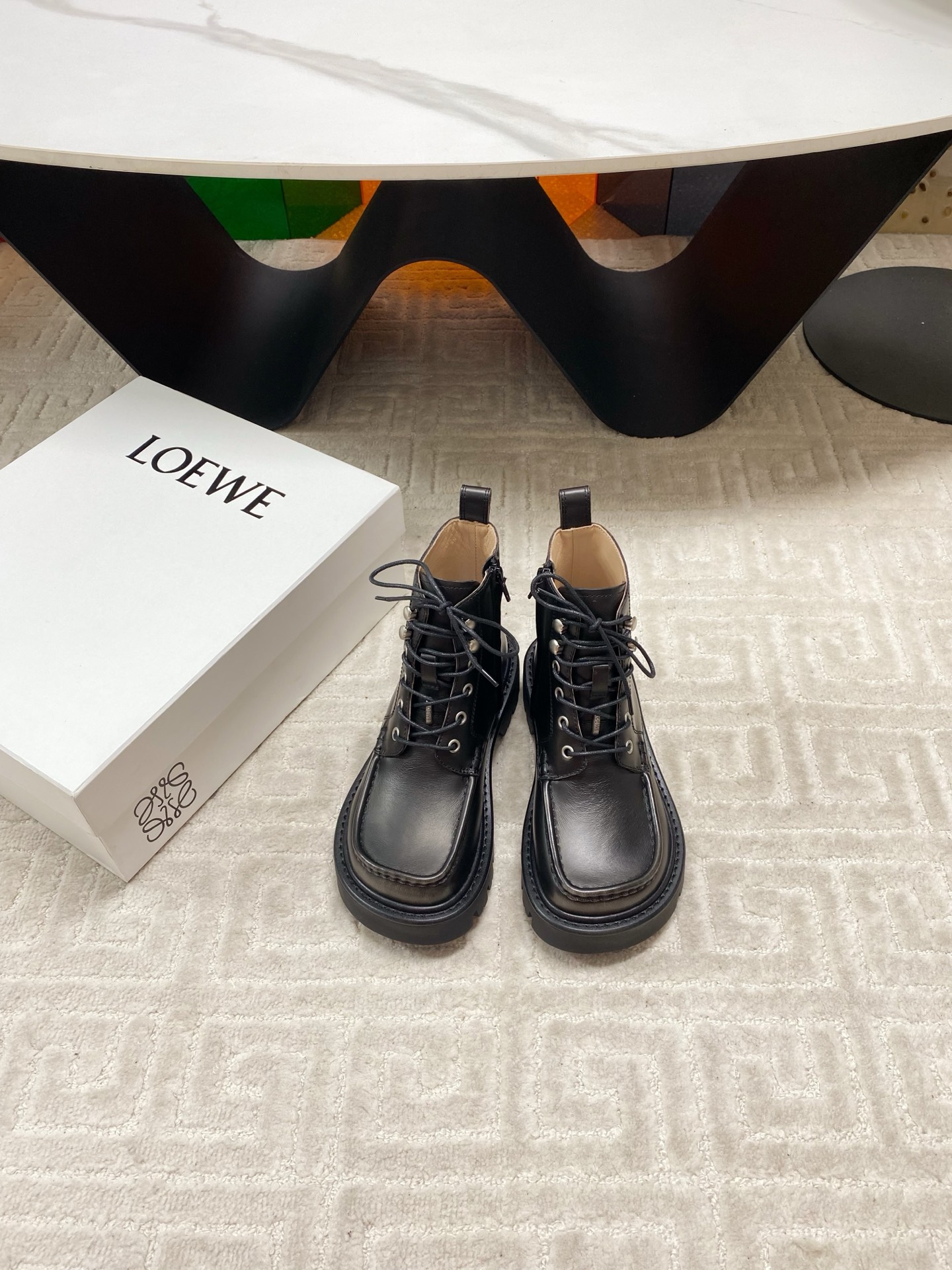 NO:626171,Purchasing agent level LOEWE/Loewe F036 25ss autumn and winter new star's same strap retro Martin boots British style short boots. Original purchase, details are in place. This will be an explosive version that detonates autumn and winter, worth owning. Unique fashion trend leading style, highly recommended to stock up and buy. The shoe style is great, the leather is soft and comfortable, and it is very Chiu when paired with a dress and leggings work pants. Original imported material for the upper, water-dyed cowhide lining inside  Outsole ZP one to one open mold outsole Size 35-39 (40.41 custom-made and non-refundable), boots, loewe, loewe, boots, skirts, cowhide19860909代购级 LOEWE/罗意威F036 25ss秋冬新款明星同款绑带复古马丁靴英伦风短靴 原版购入,细节把控到位.这将是引爆秋冬的一款爆版,值得拥有.独具时尚潮流领先风格,强烈推荐备货购入 鞋型韵味超赞,皮质柔软舒适度极高,搭配连衣裙束脚工裤装非常Chiu 鞋面原版进口材质 内里水染牛皮内里 大底ZP一比一开模大底 码数35-39 (40.41定做不退换）,靴子,loewe,loewe,boots,skirts,cowhide,Women's Shoes