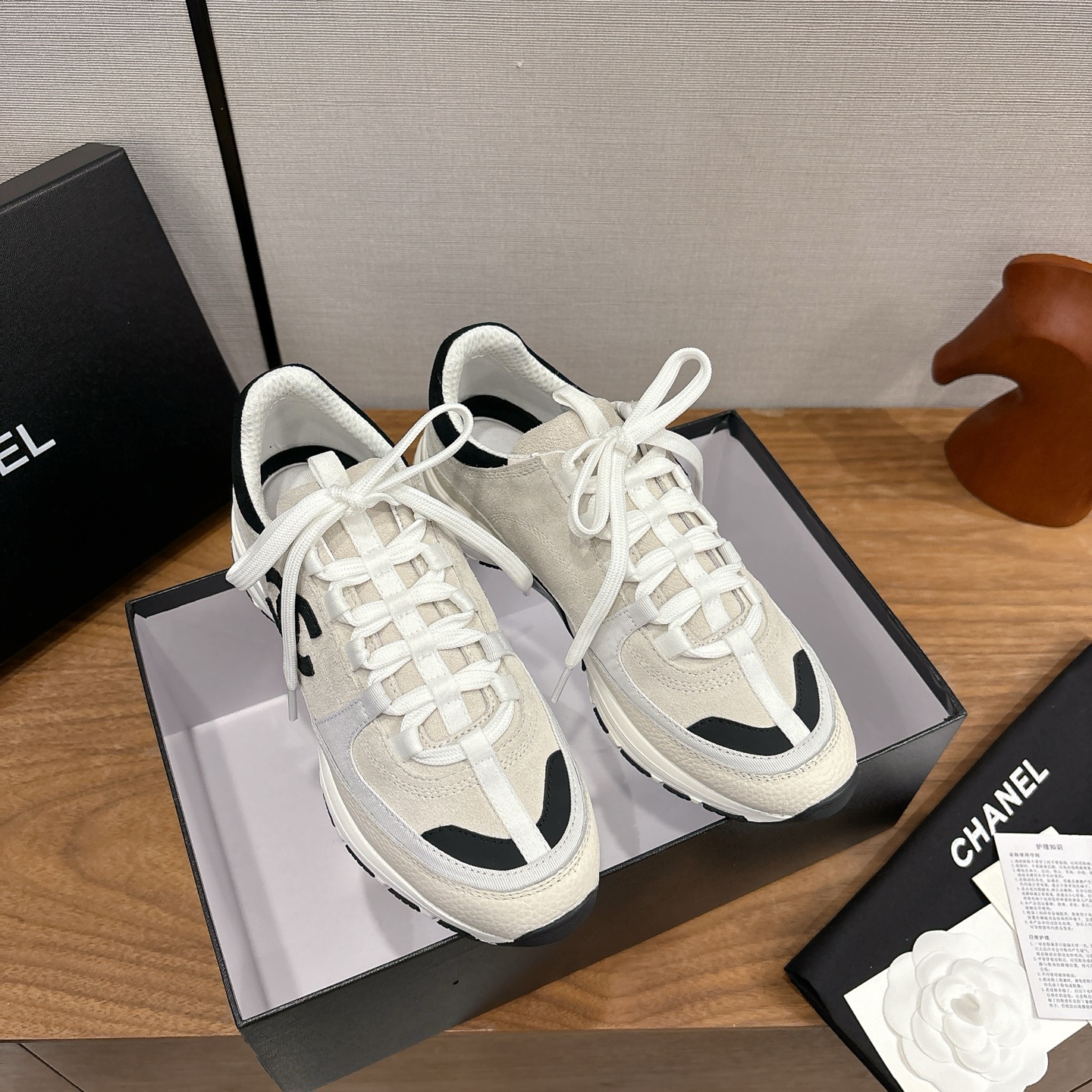 NO:626132,CHANEL Chanel's latest double C casual shoes and sports shoes are highly recommended by many celebrity fashion bloggers. They highly recommend this season's sports shoes. They are really beautiful. They are really good-looking. Very light and soft. Suitable for outdoor athletes who like mountain climbing. Consistent Chanel sports style. Double C brand logo embellishment. Full of high-end sense. The upper is made of original customized calfskin. The lining is made of imported mesh material. The original molded combination non-slip outsole Size: 35-39 (40  41 Custom-made (non-refundable), casual shoes/sports shoes, chanel, chanel, chanel, sneakers, cowhide19860909CHANEL香奈儿最新款双C休闲鞋 运动鞋 超多明星时尚博主种草 超级推荐这一季的运动鞋真的绝美啊 实在是太好看了 很轻很软糯 喜欢爬山户外运动者可入 一贯的香家运动风格 双C品牌logo点缀 高级感满满 鞋面采用原版定制小牛皮 内里采用进口网布材质 原版开模组合防滑大底 Size:35-39（40 41订做不退换）,休闲鞋/运动鞋,chanel,chanel,chanel,sneakers,cowhide,Women's Shoes