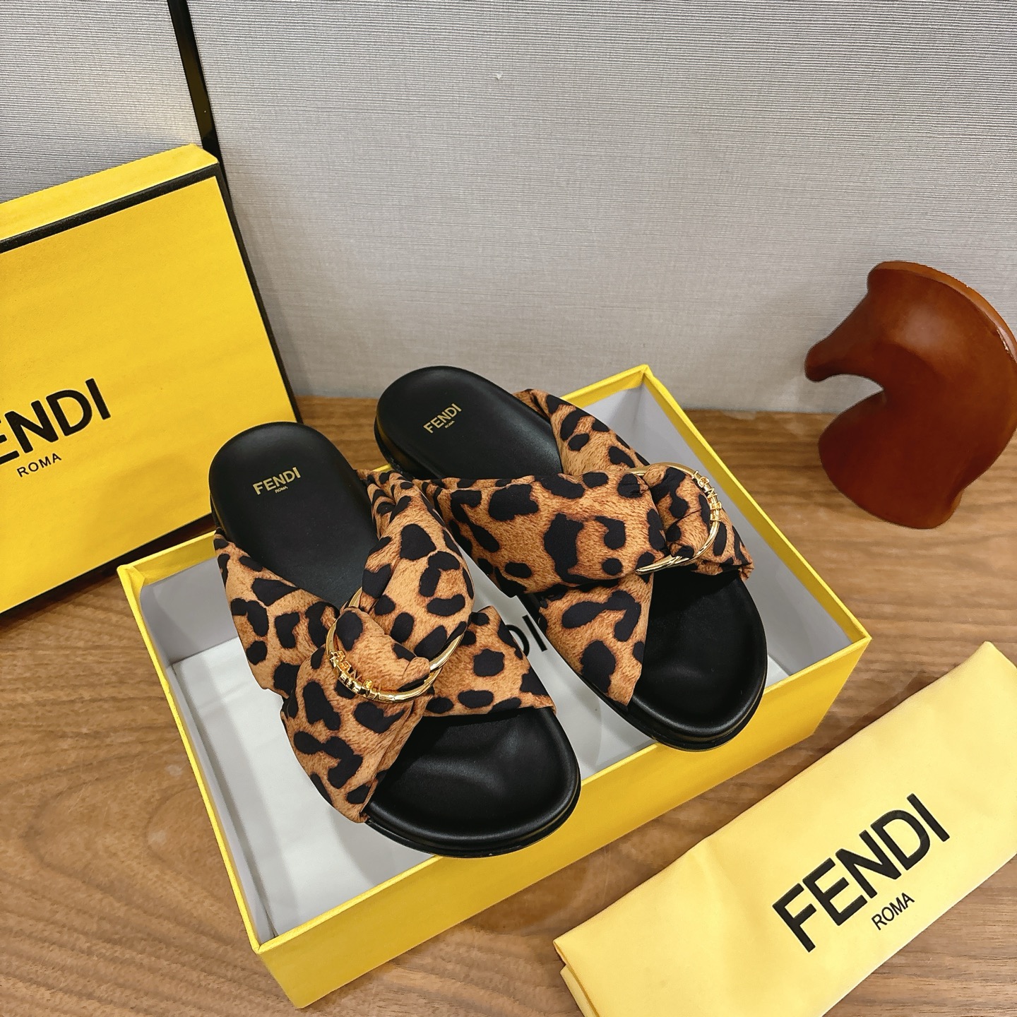 NO:626163,Fendi FF printed slippers Fendi's FF printed slippers are made of soft fabrics with classic double F logo and floral patterns. They are fashionable and recognizable. The flat-soled design is comfortable to wear and suitable for daily casual occasions. The wide straps on the upper are full of visual layering and can stabilize the feet. They are versatile and can easily enhance the overall look whether paired with summer clothes or home clothes. Size 35-39 (40 orders are not returnable), slippers, fendi, slippers19860909Fendi FF印花拖鞋Fendi这款FF印花拖鞋采用柔软织物经典双F标志搭配花卉图案时髦又有辨识度★平底设计穿着舒适适合日常休闲场合鞋面宽幅绑带视觉层次感满满还能稳固脚部无论搭配夏装还是居家服都很百搭轻松提升整体造型 码数35-39（40订做不退换）,拖鞋,fendi,slippers,Women's Shoes