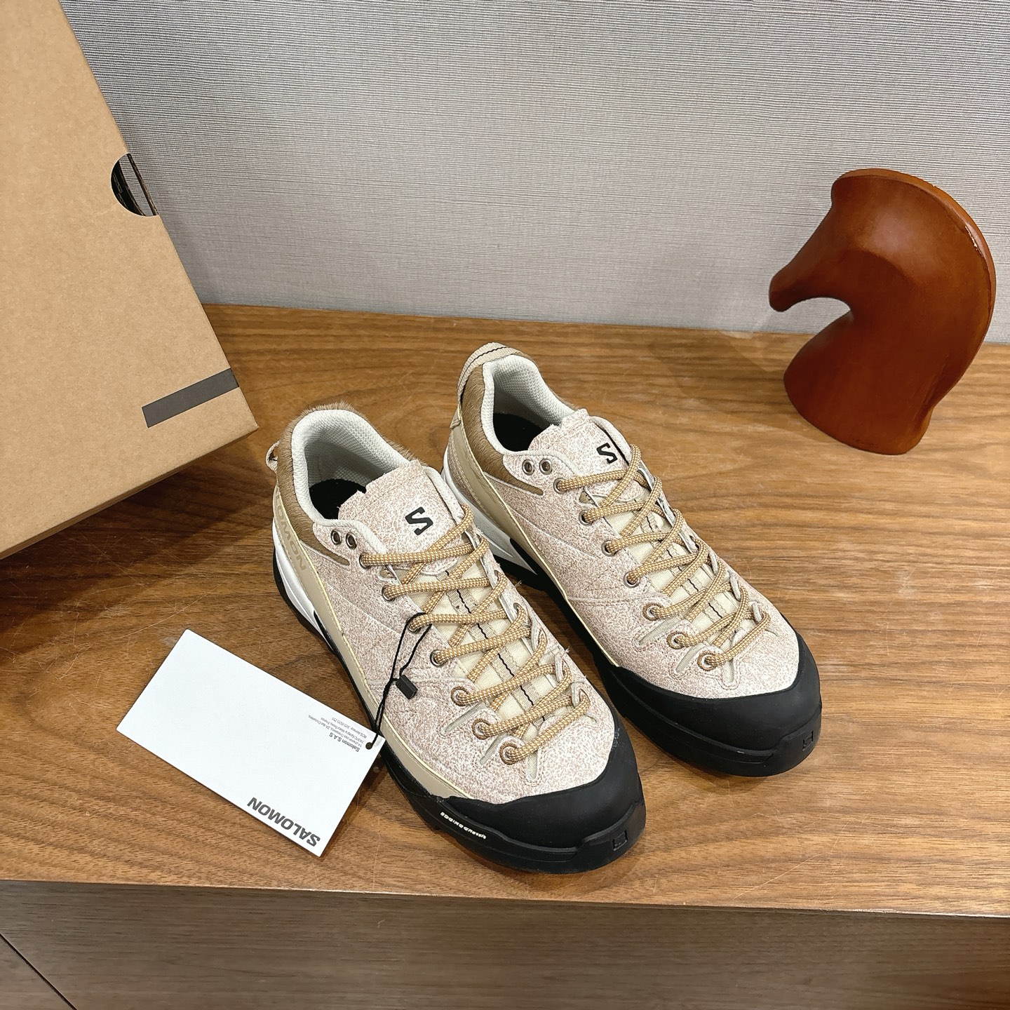 NO:626114,Top version Salomon purchasing grade MM6 knitted SALOMON  A co-branded half-flop from a genius designer brand, a light luxury brand that is versatile and comfortable. This German training shoe continues the classic T-shaped leather splicing design. It has been carefully improved many times by the design team, just to let you experience the most original military flavor. The soft and delicate characteristics of the first-layer cowhide combined with the texture of suede cowhide make it ultra-soft and comfortable while maintaining good breathability. Comfort and texture are parallel, making it easy to wear any combination in all seasons.  Fabric original frosted cowhide, lining original material, sole original molding, code number: 35-45 (note 39.40 for men and women, 45 customized, non-returnable and non-exchangeable), casual shoes/sports shoes, masion margiela, sneakers, cowhide19860909顶级版本萨落蒙代购级别MM6针织SALOMON 联名款半拖鬼才设计师品牌,一个轻奢品牌上脚很百搭哦,也很随脚舒适,这一款德国训练鞋延续了经典的T形真皮拼接设计,经过设计团队多次的精心改良,只为让您体验最原始的军旅味道,头层牛皮柔软细腻的特点与牛反绒牛皮的质感相结合使其既有超高的柔软舒适度,又同时保持不错的透气性能舒适与质感并行,轻松驾驭四季穿着任何搭配. 面料原版磨砂牛皮 内里原版材质 鞋底原版开模 码数:35-45(39.40备注男女,45定制不退不换),休闲鞋/运动鞋,masion margiela,sneakers,cowhide,Women's Shoes