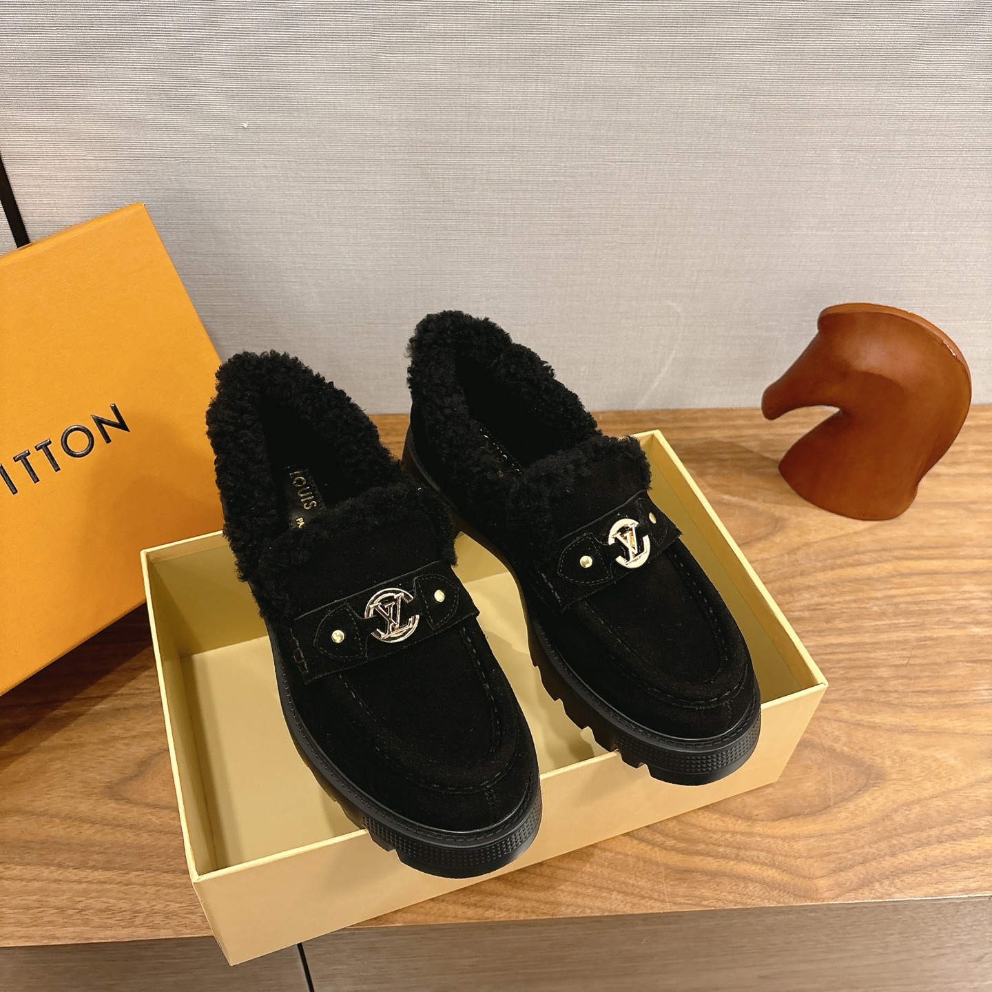 NO:626186,LOUIS VUITTON 25ss LV donkey brand winter new thick-soled wool-lined casual shoes loafers woolen shoes ◆ These LV wool loafers are made of frosted sheepskin upper with soft wool lining and are super warm for autumn and winter wear!  The upper has LV metal logo texture, and the thick rubber sole is wear-resistant and comfortable for both commuting and leisure. ○K The overall design is simple and versatile, making it easy to control various styles. The eight sizes are suitable for different foot types and will not be tiring after walking for a long time. The thick EVA outsole is embellished with eye-catching ridges, and the trendy attitude of being both strong and soft makes it a good choice for daily use. The upper is imported high-mercerized anti-suede, and the lining is imported wool. The outsole is an original molded non-slip outsole.  Size 35-39 (40.41 customized, non-returnable), loafers, louis vuitton, louis vuitton, louis vuitton, loafers, sheepskin19860909LOUIS VUITTON 25ss LV驴牌冬季新款厚底羊毛里休闲鞋乐福鞋毛毛鞋◆这款LV羊毛乐福鞋采用磨砂羊皮鞋面搭配柔软羊毛内衬秋冬穿超保暖！鞋面有LV金属Logo质感满分厚底橡胶鞋底耐磨又舒适通勤休闲都○K整体简约百搭轻松驾驭各种穿搭风格八尺码覆盖广适合不同脚型长时间走路也不累~厚实 EVA外底点缀醒目凸纹,亦刚亦柔的潮流姿态成就日常佳选. 鞋面进口高丝光反绒皮 内里进口羊毛 大底原版开模防滑大底 码数35-39（40.41订做不退换）,乐福鞋,louis vuitton,louis vuitton,louis vuitton,loafers,sheepskin,Women's Shoes