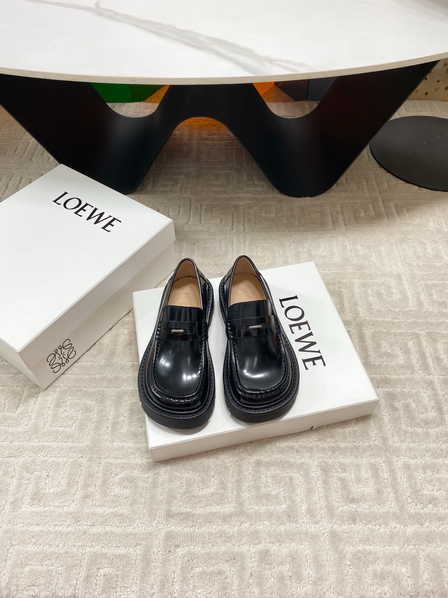 NO:626179,Purchasing agent level LOEWE 25ss new autumn and winter doll head shoelace loafers, simple and fashionable, timeless and timeless, a classic that will never fade away in the fashion circle. The retro British style allows you to wear a different temperament. The original last last is fully packaged at the counter!  Fabric Imported calfskin Original molded fabric Sheepskin lining Original molded wear-resistant velvet ultra-light outsole Size 35-39 (40 41 customized, non-returnable), loafers, loewe, loewe, loafers, cowhide, sheepskin19860909代购级 LOEWE 罗意威 25ss 秋冬新款 娃娃头 鞋带乐福鞋 简约大气时髦 耐看不过时 是时尚圈永不退潮的经典所在 复古的英伦风格 让你穿出不一样的气质.对版原版楦头 专柜全套包装！ 面料进口小牛皮 原版开模布料 内里羊皮内里 鞋底原版开模耐磨绒超轻大底 Size35-39（40 41订做不退换）,乐福鞋,loewe,loewe,loafers,cowhide,sheepskin,Women's Shoes