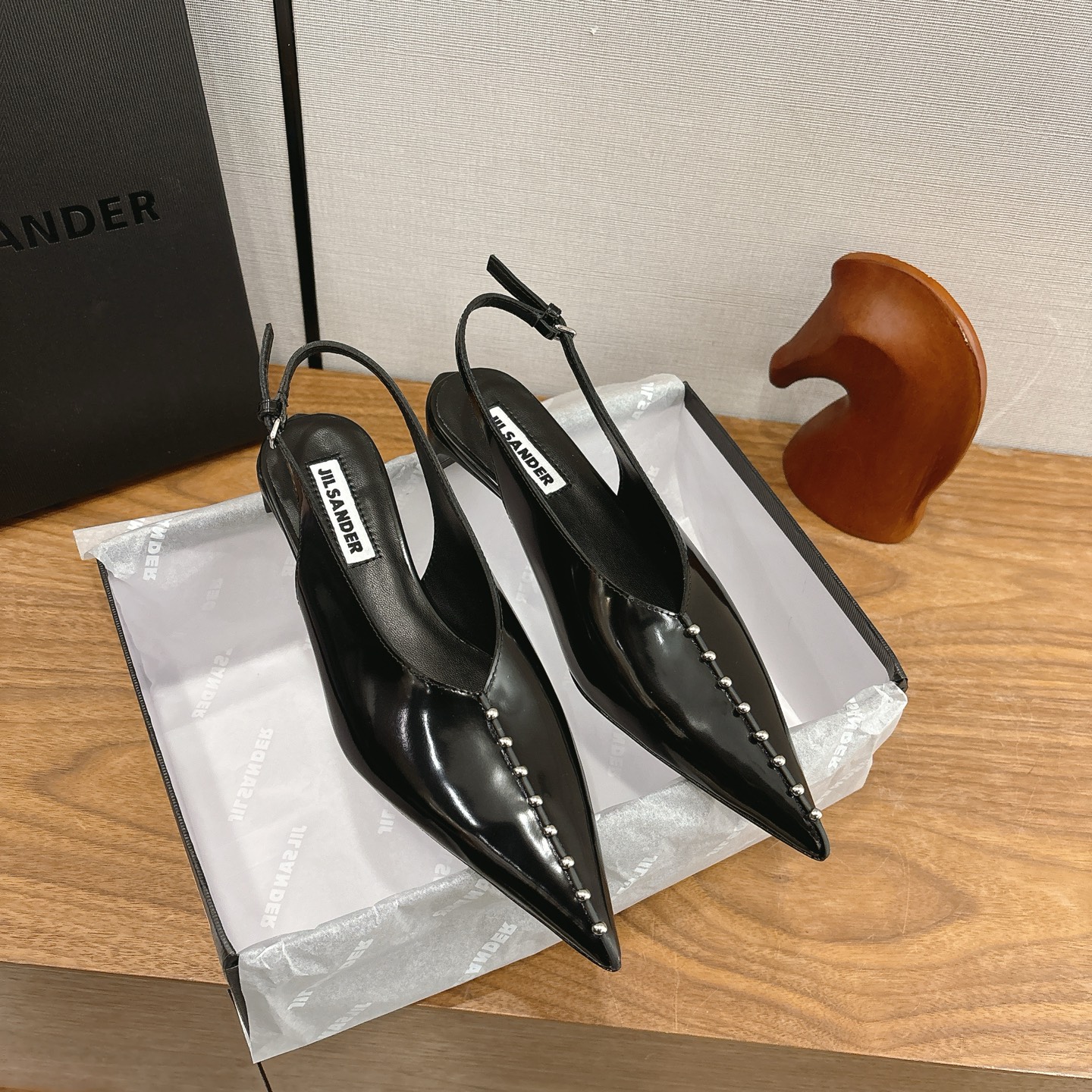 NO:630444,JILSANDER's personalized and trendy new products are purchased and developed, perfectly reproduced one-to-one, classic line design, a versatile summer item, loved by Internet celebrity bloggers and ladies, and praised by various social platforms, extremely popular, high quality, breathable and super comfortable, imported opening beads on the upper, sheepskin lining, genuine leather outsole, code number 35-4040, customized, sandals, jil sander, sandals, sheepskin, Leather soles19860909JILSANDER个性潮流新品正品购入开发、完美复刻一比一做法、经典的线条设计、炒鸡百搭的一款夏季单品, 网红博主小姐姐们的挚爱,社交平台的各种夸赞,人气超高质感透气超级舒适 鞋面进口开标珠 内里羊皮 大底真皮大底 码数35-4040定制,凉鞋,jil sander,sandals,sheepskin,Leather soles,Women's Shoes