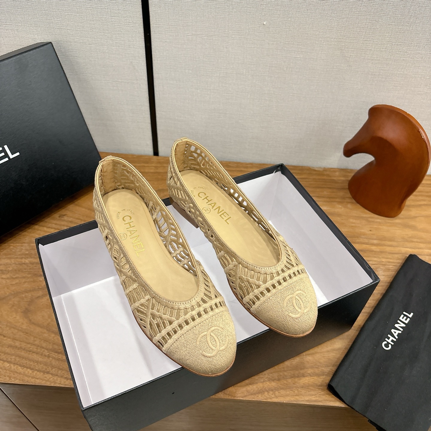 NO:630441,CHANE*25s little Chanel hollow woven new hot-selling Mary Jane shoes are perfect for your own use!  !  Much more comfortable than the classic Slingback!  Every color is a whitening weapon that makes your feet look whiter! So cute! Another popular fragrance~ Material original material Original lining sheepskin lining Outsole Genuine leather sole Size: 35-39 (40/41 customized non-refundable), ballet shoes, chanel, chanel, mary jane, sheepskin19860909CHANE*25s小香奈儿搂空编织新款爆品玛丽珍单鞋妥妥的自留款！！比经典款Slingback舒服太多啦！每个颜色上脚都很显白 的显白利器!好嗲啊!又是火爆的小香~ 材质原版材质 内里原版内里羊皮 大底真皮鞋底 码数:35-39(40/41定制不退不换),芭蕾舞鞋,chanel,chanel,mary jane,sheepskin,Women's Shoes