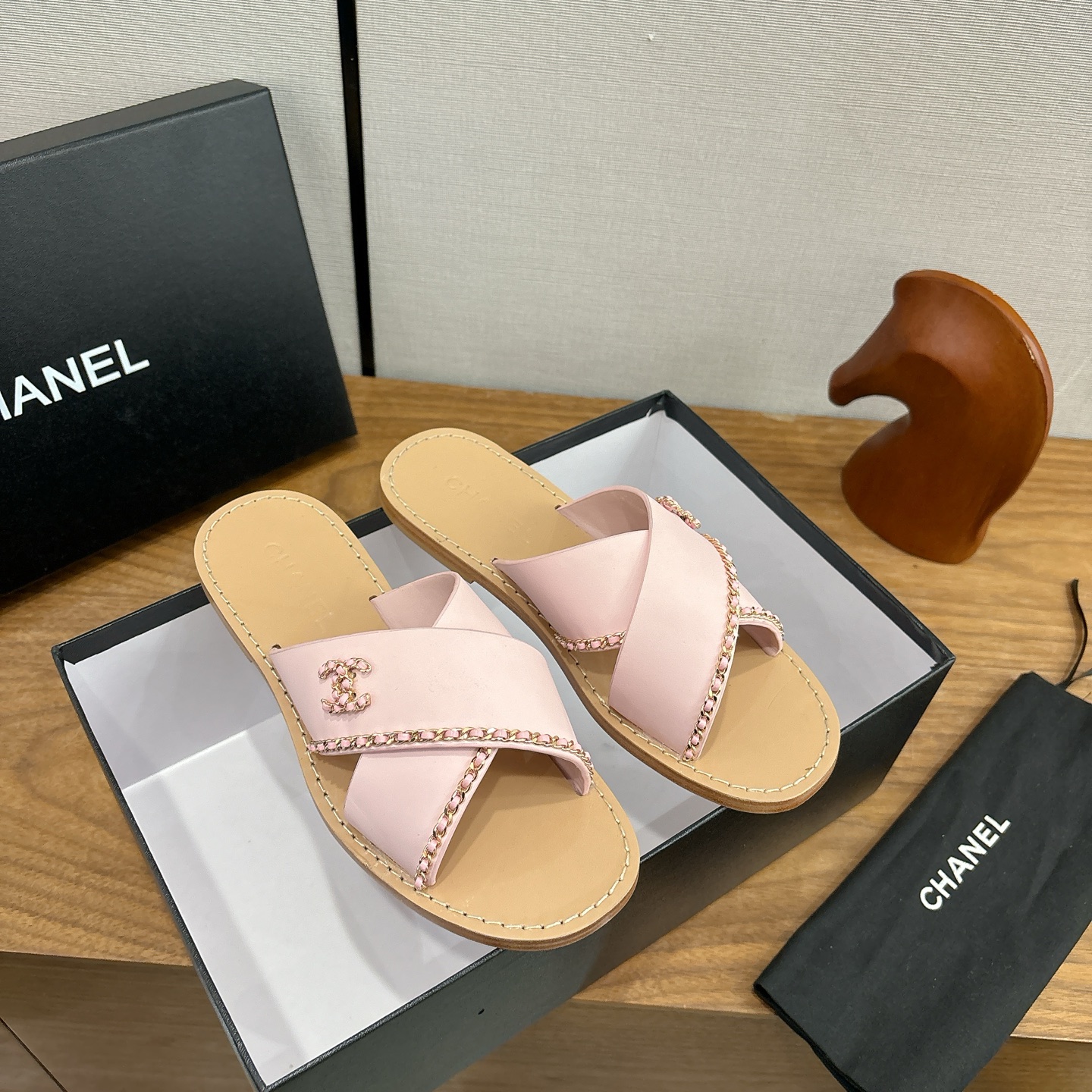 NO:630438,CHANE*｜Xiaoxiang 25K new chain flat sandals and slippers. This sandal kicks off the spring and summer with neat tailoring. The color matching design collides with fresh inspiration. The hollow version allows the skin to embrace the breeze freely, and every step follows a light rhythm. The wide anklet between the ankles is the finishing touch. The huge pearl string trembles with the steps. It continues the original intention of Xiaoxiang pearls to become a feminine element, breaking the boundary between luxury and daily life.  Let the sophistication not be exaggerated. The double C logo and the camellia ornaments complement each other. The fabric is made of original customized sheepskin, the lining is genuine leather, the sole is imported genuine leather outsole from Italy, size 35-39 (customized 40/41), slippers, chanel, sandals, slippers, sheepskin, Leather soles19860909CHANE*｜小香25K新品链条平底凉鞋拖鞋 这款凉鞋以利落剪裁开启春夏序章.拼色设计碰撞出鲜活灵感 中空版型让肌肤与微风自在相拥 每一步都踩着轻盈韵律 . 脚踝间的宽幅脚环是点睛之笔 硕大珍珠串饰随步履轻颤 延续着小香珍珠成为柔美元素的初心 打破华贵与日常的边界 让精致无需浮夸.双C标识与山茶花饰件交相辉映 面料采用原版定制羊皮 内里真皮 鞋底意大利进口真皮大底 size35-39（40/41定制）,拖鞋,chanel,sandals,slippers,sheepskin,Leather soles,Women's Shoes