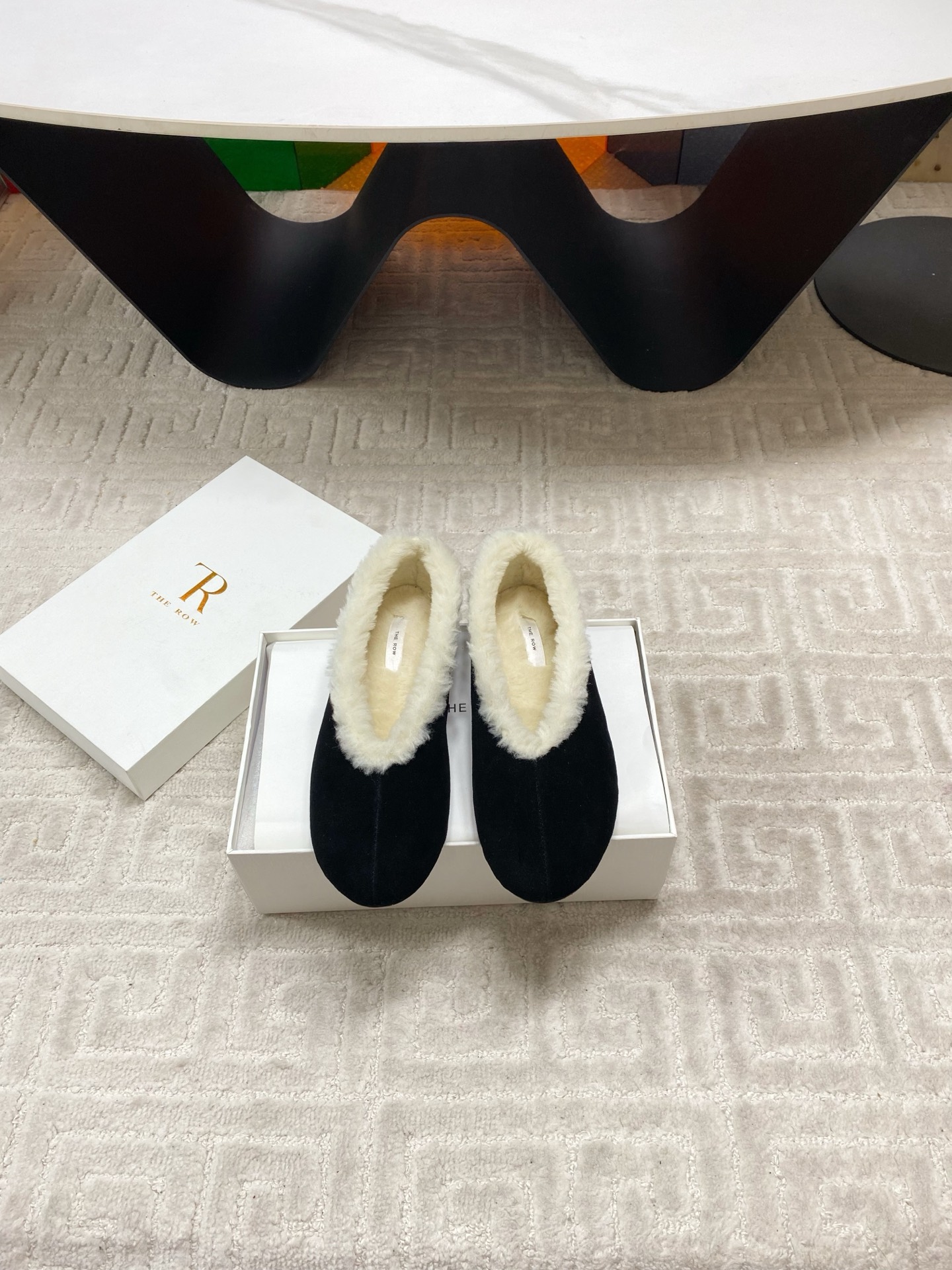 NO:630432,The row niche trendy brand 25ss new autumn and winter ballet shoes, retro shoes, slip-on lazy fur shoes, super soft and comfortable. The first pair of grandma shoes this year must be them. The golden beauty needs to be shared immediately. Super soft and waxy leather, not tired when walking, super comfortable with soft soles. Big square toe and super personality. Therow is full of old money style. The upper is Niu Jing, and the lining is wool. The sole is original imported rubber sole.  Size35-39 (40.41 custom-made, non-refundable), furry ballet shoes19860909The row 小众潮牌 25ss秋冬新款 芭蕾舞鞋 复古单鞋 一脚蹬懒人毛毛鞋 超级柔软舒适 今年的第一双奶奶鞋非它莫属 金灿灿的美丽需要立马分享 超级软糯的皮子,暴走不累,软底的超级舒服 大方头超级个性 Therow风十足 老钱风满满 鞋面牛京 内里垫脚羊毛 鞋底原版进口橡胶底 Size35-39（40.41定做不退换）,毛毛鞋芭蕾舞鞋,Women's Shoes