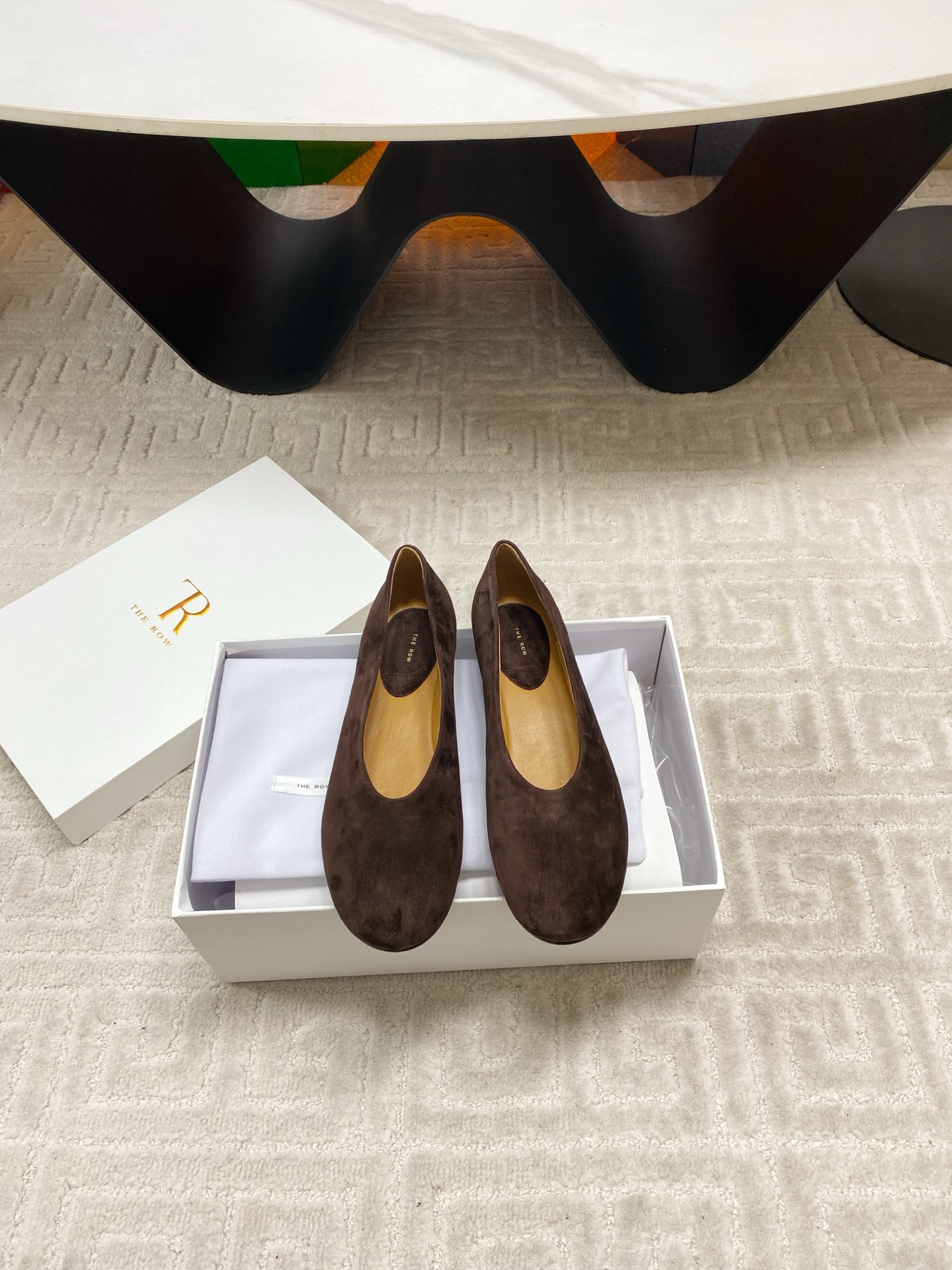 NO:630429,The row*26 new early spring Mary Jane flat shoes, dancing shoes and grandma shoes!  It’s rare to see a dance shoe that is so detailed and very tolerant to the foot. It modifies the foot shape properly without losing its unique charm. It is convenient and convenient to put on the foot. It is also very comfortable and can be worn in daily life. It is super versatile!  The upper is made of imported sheepskin, lining sheepskin, padding sheepskin, outsole Italian genuine leather outsole, size: 35-39 (40 custom made, non-returnable), ballet shoes, mary jane, sheepskin, sheepskin, Leather soles19860909The row*26早春新款玛丽珍平底单鞋跳舞鞋奶奶鞋！很少会看到一款跳舞鞋会做到这么精细、而且对脚的包容性特别强,把脚型修饰得妥妥的,又不失独特韵味,上脚方便便捷,且非常舒适、日常穿都没有问题的、超级百搭！ 鞋面采用进口羊京 内里羊皮 垫脚羊皮 大底意大利真皮大底 码数:35-39（40订做不退换）,芭蕾舞鞋,mary jane,sheepskin,sheep,Leather soles,Women's Shoes