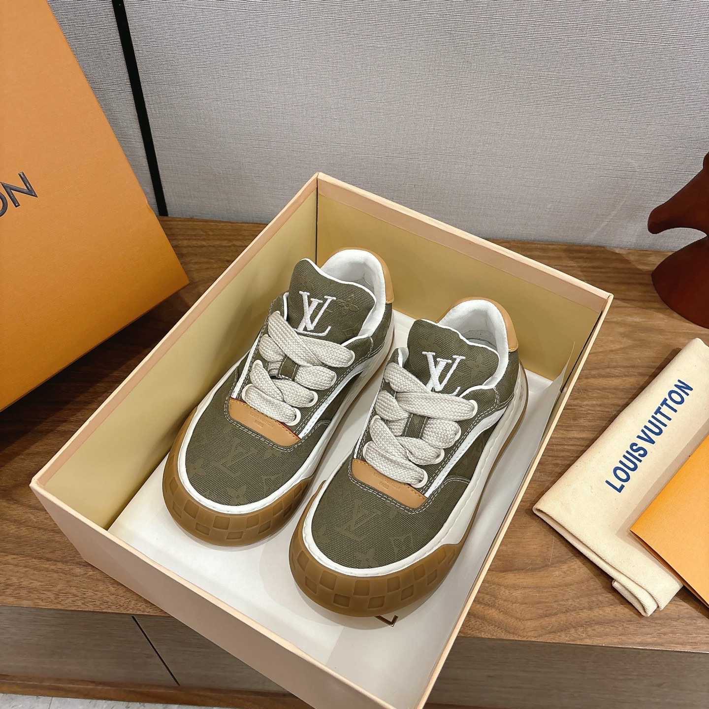 NO:630449,LV Louis Vuitton 26ss new sports shoes, casual shoes, original air-glue technology, very comfortable on the feet, luxury materials, fine workmanship, English letters made in Europe printed on the midsole, uppers made of calfskin imported from Italy, brand LOGO and signature on the sides, latest latex foot mesh lining, super comfortable, original two-color TPU combination outsole, package technology, Goodyear stitching, exclusive custom-made first-layer cowhide  The technology is fully computerized sewing machine to pull the thread, toe cap, back cover, hot and cold shaping, full set of pull-top last, medium and low logo pattern, size female 35-39 (40 customized, non-refundable), male 40-44 (45 customized, non-refundable), casual shoes/sports shoes, louis vuitton, louis vuitton, sneakers, cowhide19860909LV 路易威登 26ss新款运动鞋 休闲鞋 原版空胶工艺·上脚非常舒适 奢侈用料 做工精细 中底印有欧洲制造英文字母 鞋面由意大利进口小牛皮拼接 侧边饰有品牌LOGO标志及签名 最新乳胶垫脚网布内里,脚感超舒适 原厂特供原版双色TPU组合大底 套包工艺 固特异缝合锁边 独家定制头层牛皮 工艺全电脑针车拉线 鞋头 后套 冷热定型 全套拉帮套楦中低logo花纹 码数女35-39（40订做不退换） 男40-44（45订做不退换）,休闲鞋/运动鞋,louis vuitton,louis vuitton,sneakers,cowhide,Women's Shoes