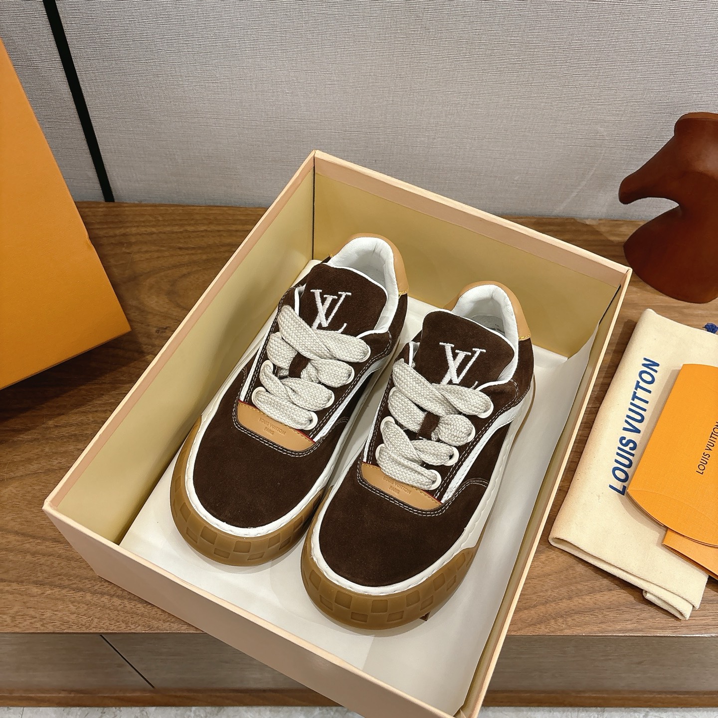 NO:630452,LV Louis Vuitton 26ss new couple sneakers, casual shoes, original air-glue technology, very comfortable on the feet, luxury materials, fine workmanship, English letters printed on the midsole made in Europe, uppers made of calfskin imported from Italy, brand LOGO and signature on the sides, the latest latex foot mesh lining, super comfortable feet, original two-color TPU combination outsole, package technology, Goodyear stitching, exclusive custom-made first-layer cowhide  The technology is fully computerized sewing machine to pull the thread, toe cap, back cover, hot and cold shaping, full set of pull-top last, medium and low logo pattern, size female 35-39 (40 customized, non-refundable), male 40-44 (45 customized, non-refundable), casual shoes/sports shoes, louis vuitton, louis vuitton, sneakers, cowhide19860909LV 路易威登 26ss新款情侣 运动鞋 休闲鞋 原版空胶工艺·上脚非常舒适 奢侈用料 做工精细 中底印有欧洲制造英文字母 鞋面由意大利进口小牛皮拼接 侧边饰有品牌LOGO标志及签名 最新乳胶垫脚网布内里,脚感超舒适 原厂特供原版双色TPU组合大底 套包工艺 固特异缝合锁边 独家定制头层牛皮 工艺全电脑针车拉线 鞋头 后套 冷热定型 全套拉帮套楦中低logo花纹 码数女35-39（40订做不退换） 男40-44（45订做不退换）,休闲鞋/运动鞋,louis vuitton,louis vuitton,sneakers,cowhide,Women's Shoes