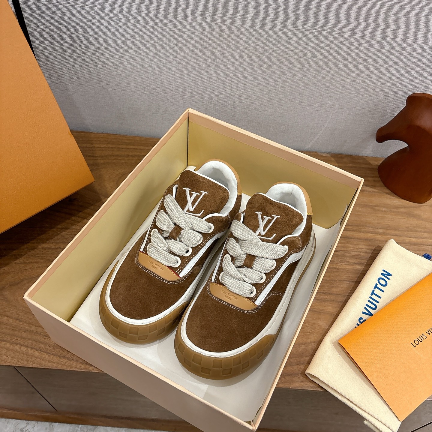 NO:630446,LV Louis Vuitton 26ss new couple sneakers, casual shoes, original air-glue technology, very comfortable on the feet, luxury materials, fine workmanship, English letters printed on the midsole made in Europe, uppers made of calfskin imported from Italy, brand LOGO and signature on the sides, the latest latex foot mesh lining, super comfortable feet, original two-color TPU combination outsole, package technology, Goodyear stitching, exclusive custom-made first-layer cowhide  The technology is fully computerized sewing machine to pull the thread, toe cap, back cover, hot and cold shaping, full set of pull-top last, medium and low logo pattern, size female 35-39 (40 customized, non-refundable), male 40-44 (45 customized, non-refundable), casual shoes/sports shoes, louis vuitton, louis vuitton, sneakers, cowhide19860909LV 路易威登 26ss新款情侣 运动鞋 休闲鞋 原版空胶工艺·上脚非常舒适 奢侈用料 做工精细 中底印有欧洲制造英文字母 鞋面由意大利进口小牛皮拼接 侧边饰有品牌LOGO标志及签名 最新乳胶垫脚网布内里,脚感超舒适 原厂特供原版双色TPU组合大底 套包工艺 固特异缝合锁边 独家定制头层牛皮 工艺全电脑针车拉线 鞋头 后套 冷热定型 全套拉帮套楦中低logo花纹 码数女35-39（40订做不退换） 男40-44（45订做不退换）,休闲鞋/运动鞋,louis vuitton,louis vuitton,sneakers,cowhide,Women's Shoes