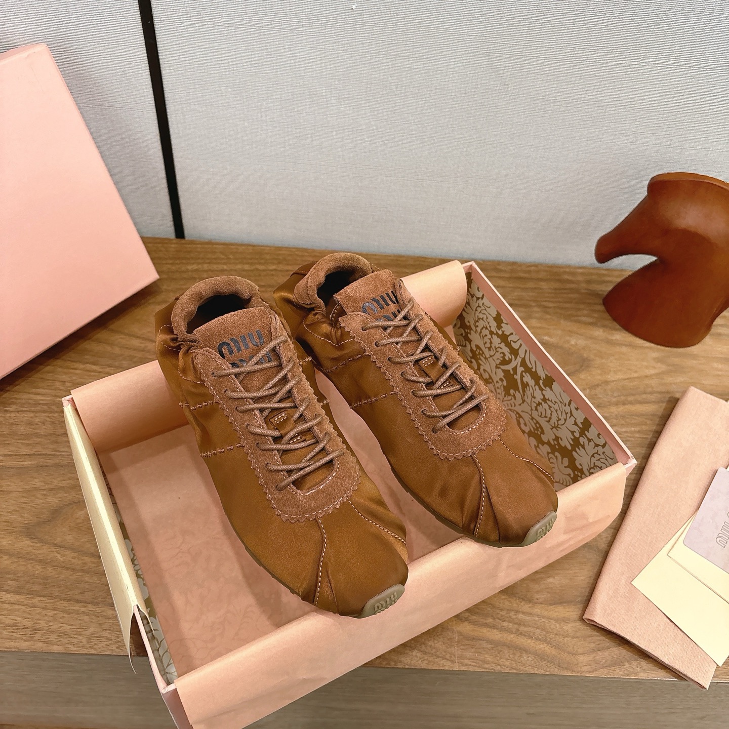 NO:630426,MiuMiu Miu Miu new model, new slip-on slip-on shoes from the catwalk, moral training shoes, official spring and summer catwalk model, fashionable and versatile, can be salty or sweet, and does not rub your feet at all, whether worn barefoot or with socks, it is super age-reducing and super versatile!  Customized silk fabric for the upper, sheepskin lining for the feet, original rubber outsole for the sole, Size35-39 (40-41 customized, non-returnable), casual shoes/sports shoes, miumiu, sneakers, sheepskin, real silk, socks19860909MiuMiu 缪缪 新款 走秀新款一脚蹬懒人鞋 德训鞋 官方春夏走秀新款,时髦百搭·即可咸又可甜·一点也不磨脚 无论光脚穿还是搭配袜子穿都超级减龄 超级无敌百搭！ 鞋面定制真丝布料 内里垫脚羊皮 鞋底原版橡胶大底 Size35-39（40 41订做不退换）,休闲鞋/运动鞋,miumiu,sneakers,sheepskin,real silk,socks,Women's Shoes