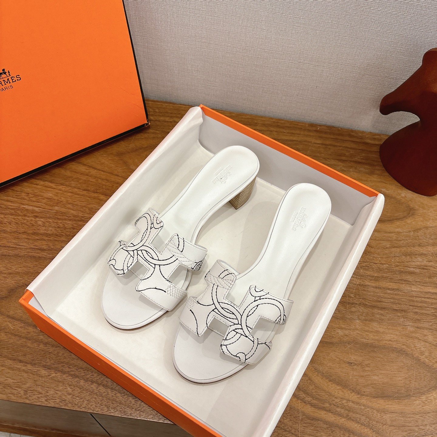 NO:630713,Hermes Oran/Oasis electric embroidered H slip-on sandals series H home appliance embroidered H upper classic flat/thick heel sandals Classic H-shaped upper, 'full harness' embroidered calfskin high-heeled sandals, classic 'H'-shaped upper. Create a fashionable look, a good companion for summer. Fashionable and versatile Super comfortable Every detail is done to the extreme. The design is simple and smooth, creating a fashionable and soft evening look. Customized calf leather on the upper and sheepskin lining on the foot.  Sole Italian A-grade genuine leather outsole, high heel flat/5cm, size 35-39 (40.41.42 custom-made, non-returnable), slippers, hermes, hermes, sandals, slippers, cowhide, sheepskin, Leather soles19860909Hermes 爱马仕 Oran/Oasis电绣H拖凉鞋系列 H家电绣H鞋面经典平底/粗跟凉拖鞋 经典 H 型鞋面,“全副马具”刺绣小牛皮高跟凉鞋,经典“H”型鞋面.打造时尚造型,可谓夏日良伴.时尚又百搭 超级舒服 每个细节都做到极致.设计简约流畅,打造时尚柔美的晚装造型. 鞋面定制小牛皮 内里垫脚羊皮 鞋底意大利A级真皮大底 跟高平底/5cm 码数35-39（40.41.42定做不退换）,拖鞋,hermes,hermes,sandals,slippers,cowhide,sheepskin,Leather soles,Women's Shoes