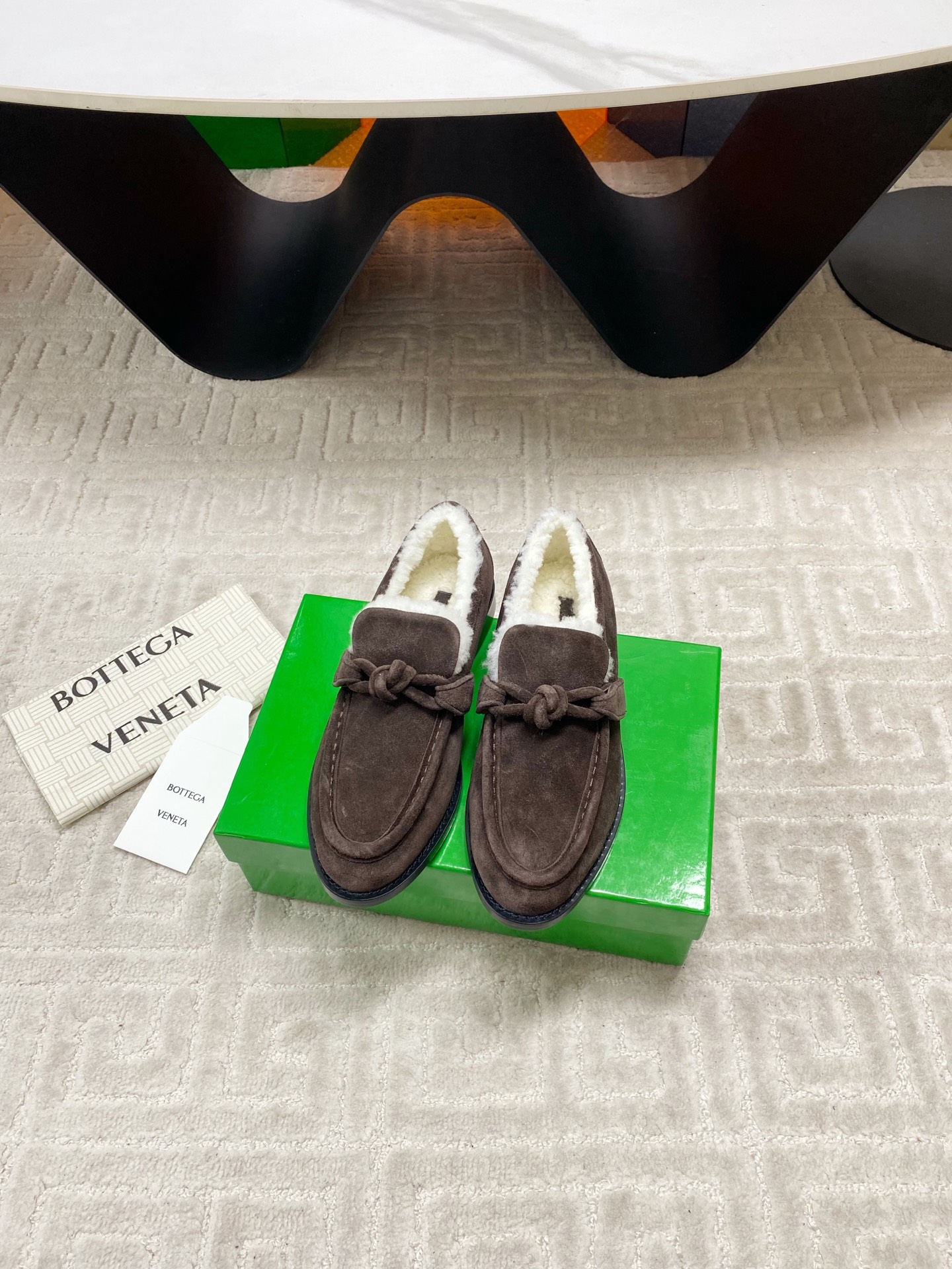 NO:630712,Wool model Bottega Veneta BV's new old-money style wool loafers are made of high-end original suede, inspired by retro, a new interpretation of classics, lightweight, comfortable and breathable, a must-have item for all seasons. Whether paired with jeans or a skirt, there is no pressure to switch styles! Speaking of comfort, these shoes are also quite outstanding! The suede material makes the feet feel softer, suitable for long-term wear, and you will not feel tired even when shopping. Material: cow suede, wool lining, genuine leather outsole  Size35-39 (40 made to order, non-refundable), loafers, bottega veneta, bottega veneta, loafers, skirts, jeans, chamois leather, Leather soles19860909羊毛款 Bottega Veneta BV新款 老钱风羊毛乐福鞋 高级原版绒面打造,灵感来自复古,全新演绎经典,轻便、舒适、透气的四季必备单品 无论是搭配牛仔裤还是裙子,风格切换毫 无压力!说到舒适感,这双鞋也是相当出色!麂皮材质让脚感更柔软,适合长时间穿着,即便是逛街也不会觉得累. 材质牛反绒 内里羊毛 大底真皮大底 Size35-39（40订做不退换）,乐福鞋毛毛鞋,bottega veneta,bottega veneta,loafers,skirts,jeans,chamois leather,Leather soles,Women's Shoes