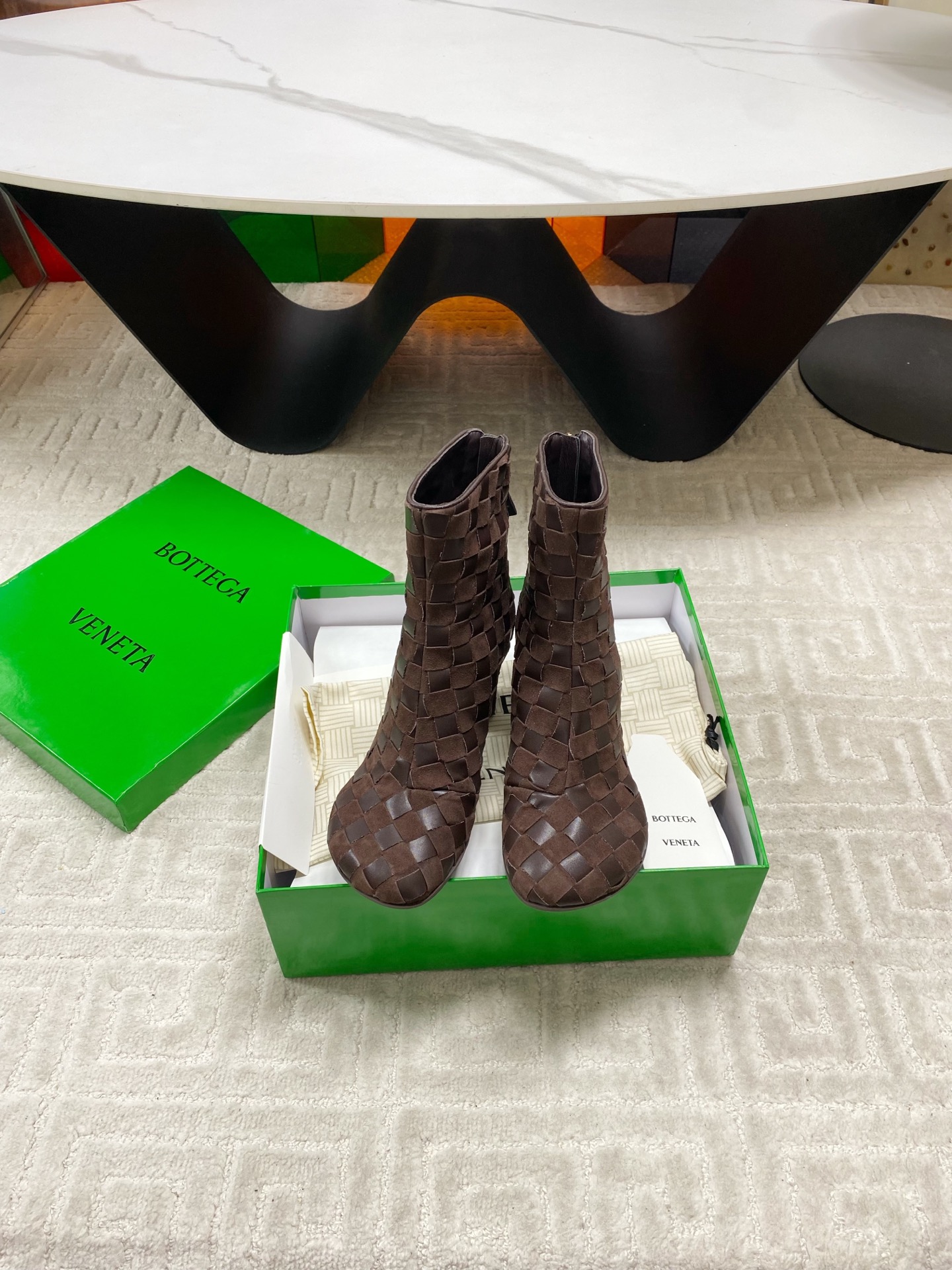 NO:630711,Hand-knitted knitted series BV Atomic series Round heel open edge red ankle boots Round toe Wide and flat streamlined head shape Another popular trend today Ceiling Handmade knitted Exquisite round heel The upper material is the same as the original Soft and smooth Hand-sewn back zipper opening and closing design Sexy and comfortable Oil edge craftsmanship at the back zipper The inner lining of the foot pads is made of sheepskin lining, which is comfortable and high-end. The outsole is made from the original mold. Consistent TPU outsole. All-in-one craft materials  Size 35-39 (40 orders are not returnable), boots, bottega veneta, tom ford, boots, sheepskin19860909手工编织 编织系列 BV Atomic系列 圆跟开边朱踝靴 圆头 宽扁的流线头型 当今流行的又一趋势 天花板啦 手工编织而成 精致圆形跟  鞋面材质选用同原版 柔软顺滑 手工缝制后拉链开合设计 性感舒适 后拉链位置油边工艺 垫脚内里选用羊皮内里舒适高端 大底选用原版开模 一致的TPU大底 全对版工艺材质 码数35-39（40订做不退换）,靴子,bottega veneta,tom ford,boots,sheepskin,Women's Shoes