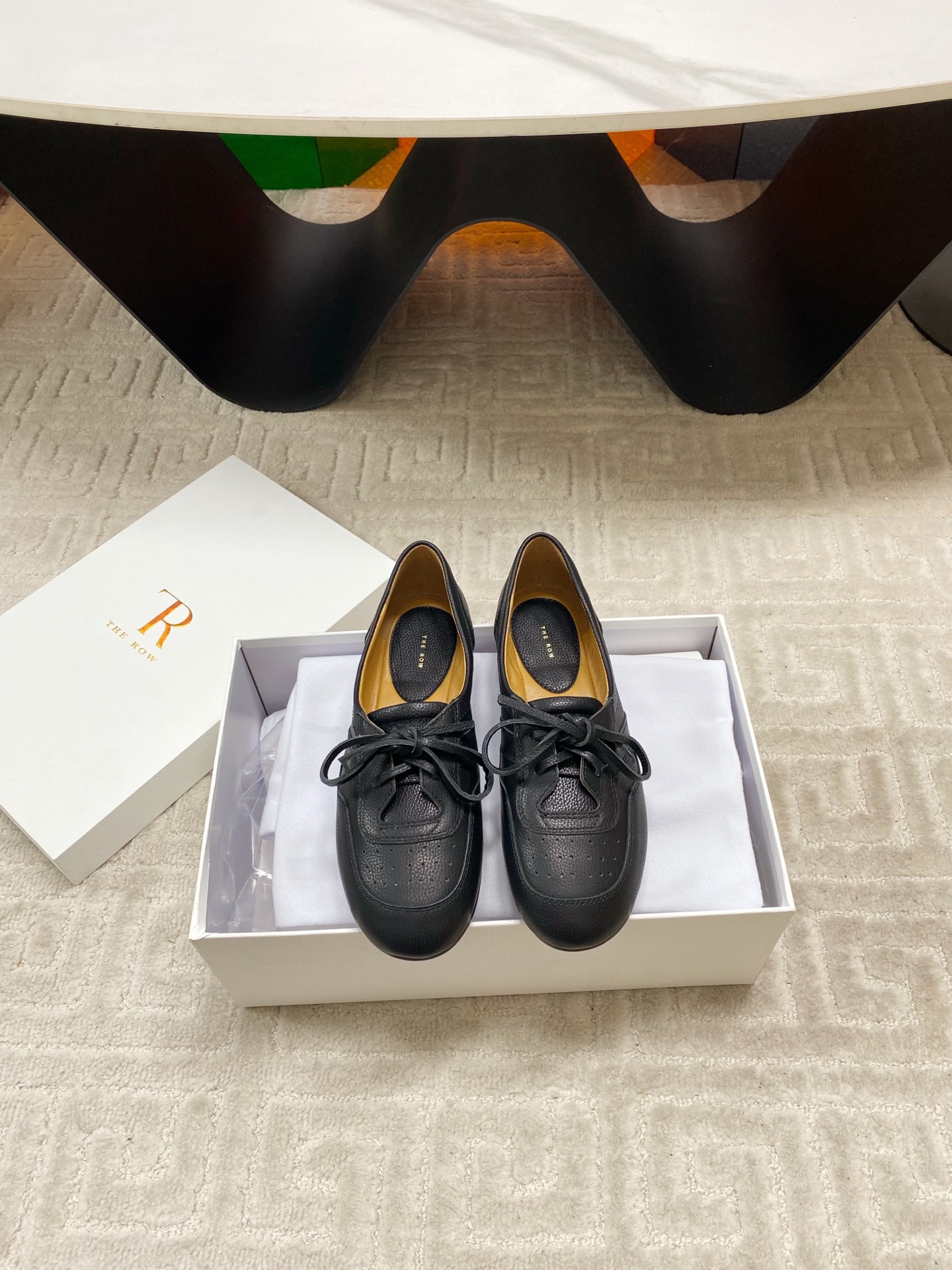 NO:630709,The row 26 spring and summer new lace-up flat-bottomed round-toe loafers!  The upper design is sweet and majestic. It looks good and is not monotonous. It has a retro and sweet style and looks good with any combination!  It’s very flattering and the main shoe is also very, very soft. You can wear it regardless of your foot shape, whether you’re fat or thin. It’s easy to wear!  The upper is made of pebbled sheepskin, the lining is water-dyed sheepskin, and the genuine leather outsole imported from Italy Size number: 35-39 (40 is custom-made and cannot be returned or exchanged), loafers, loafers, sheepskin, Leather soles19860909The row 26春夏新品系带平底圆头乐福鞋单鞋！ 鞋面设计甜美又显大气,好看也不单调带点复古甜美风随意搭配都好看！很包脚实在太好看了,主要鞋子也是非常非常柔软,不管胖瘦脚型都能穿它,好穿再好穿！ 鞋面采用荔枝纹羊皮 内里垫脚水染羊皮 意大利进口真皮大底 码数:35-39（40 定做不退换）,乐福鞋,loafers,sheepskin,Leather soles,Women's Shoes