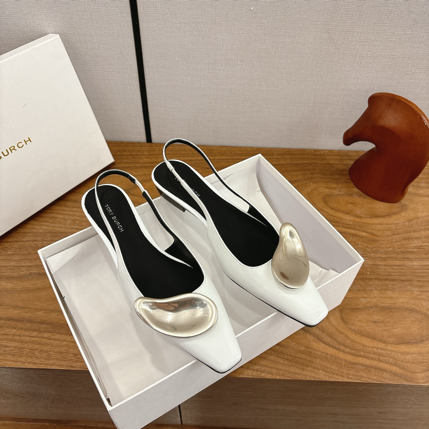 NO:646833,TORYBURCH's new metal buckle sandals, super eye-catching sandals, metal buckle decoration, fashionable and textured. Patent leather cowhide, sheepskin lining, Italian imported genuine leather outsole, size 35-39# (40# can be customized and non-returnable), sandals, burberry, sandals, cowhide, sheepskin, Leather soles19860909TORYBURCH新款金属扣凉鞋,超吸睛的凉鞋,金属扣装饰点缀,时髦又有质感 对版漆皮牛皮,羊皮内里 意大利进口真皮大底 尺码35-39#（40#可订做不退换）,凉鞋,burberry,sandals,cowhide,sheepskin,Leather soles,Women's Shoes