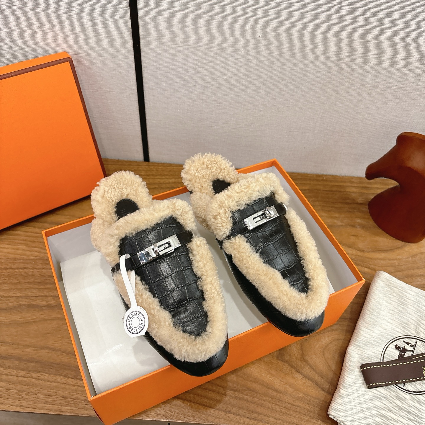 NO:646828,Hermes Hermès H Home wool mules classic Kelly buckle cap-toe half slippers H classic half slippers Calfskin mules, with classic palladium-plated Kelly shoe buckles and lambswool integrated to create an everyday elegant style Upper cowhide/lamb wool Lining foot pad sheepskin/wool Sole Italian A-grade leather outsole  Size 35-39 (40.41 custom-made and non-refundable), semi-slippers, hermes, hermes, slippers, cowhide, sheepskin, Leather soles19860909Hermes 爱马仕 H家 羊毛穆勒鞋经典Kelly扣包头半拖鞋 H经典半拖毛拖鞋 小牛皮穆勒鞋,搭配经典镀钯Kelly鞋扣和羊羔毛一体,打造日常优雅风范 鞋面牛皮/羊羔毛 内里垫脚羊皮/羊毛 鞋底意大利A级真皮大底 码数35-39（40.41定做不退换）,半拖毛毛鞋,hermes,hermes,slippers,cowhide,sheepskin,Leather soles,Women's Shoes