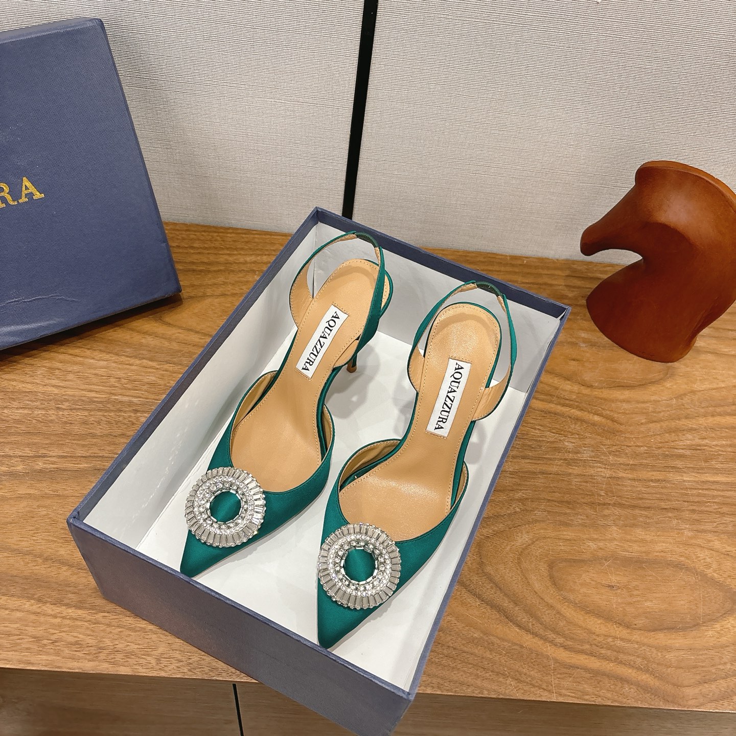 NO:646811,Aquazzura's rose red pointy-toe high-heeled shoes have a satin upper and round rhinestone decoration. They have a French retro feel. The 10cm stiletto heels lengthen the leg line and the empty strap design is more stable, elegant and fashionable. It can easily enhance the sense of sophistication whether it is paired with a dress or an everyday skirt. It is a plus when attending formal occasions or dates!  Size 35-39 (40, 41, 42 are not returnable or exchangeable), high heels and sandals, sandals, high heels, skirts, silk fabric19860909Aquazzura这款玫红色尖头高跟鞋绸缎鞋面+圆形水钻装饰法式复古感满满10cm细高跟拉长腿部线条后空绑带设计更稳固优雅又时髦无论搭配礼服还是日常裙装都能轻松提升精致感出席正式场合或约会都很加分！ 码数35-39（40、41、42订做不退换）,高跟鞋凉鞋,sandals,high heels,skirts,silk fabric,Women's Shoes